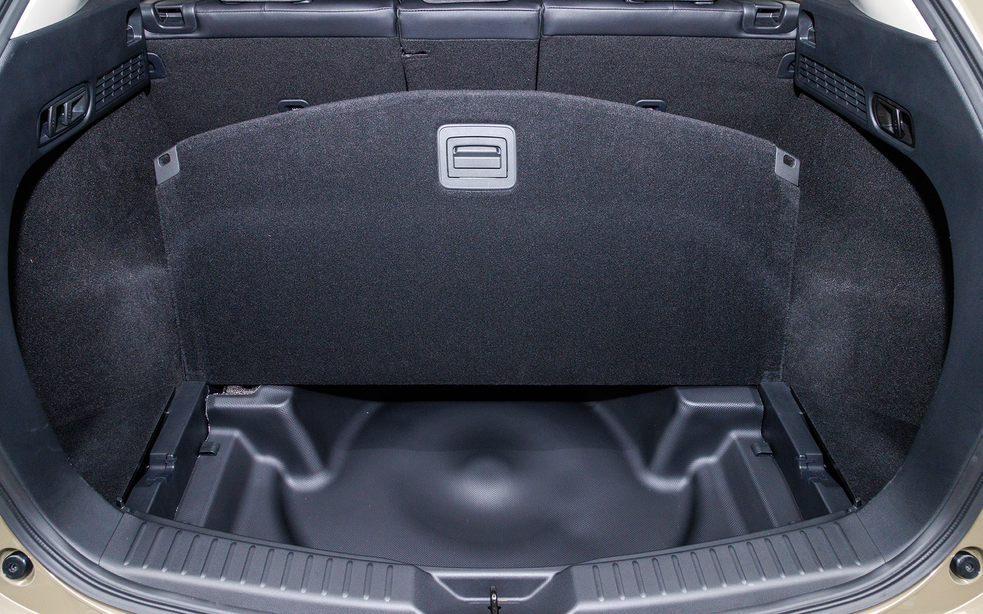 垂直に配置することで荷室を前後に2分割することもできる