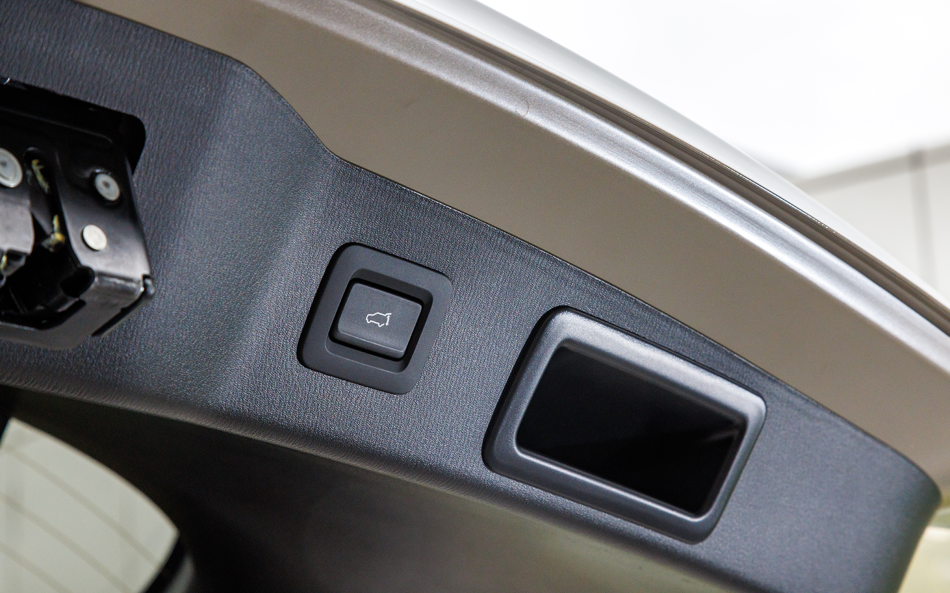 パワーリフトゲートは標準装備。バンパー下に足を差し入れることで開閉可能なハンズフリー機能はオプション