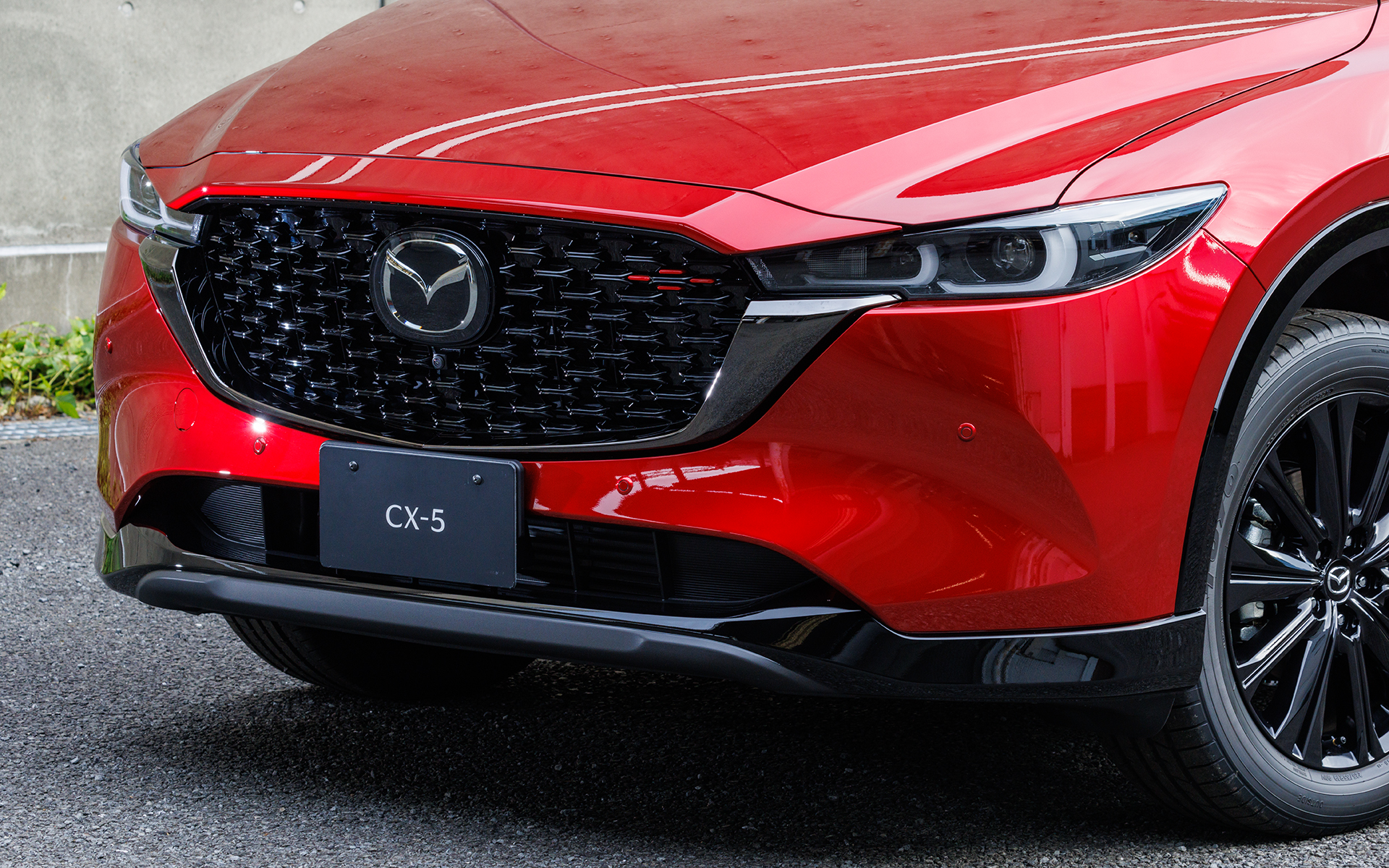 Field Journey以外のグリルはグロスブラック。Sports Appearanceはさらにバンパー下部がピアノブラックになる