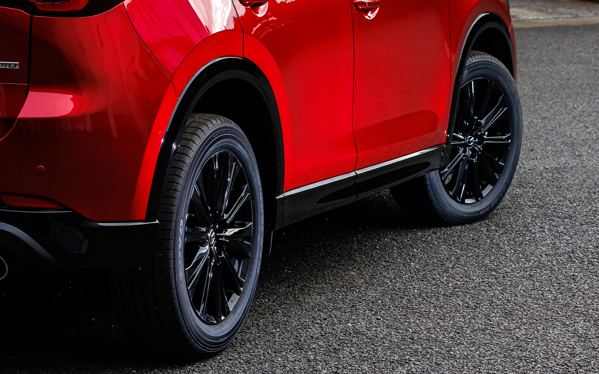 ドア下のクラッディングパネルをピアノブラックで統一