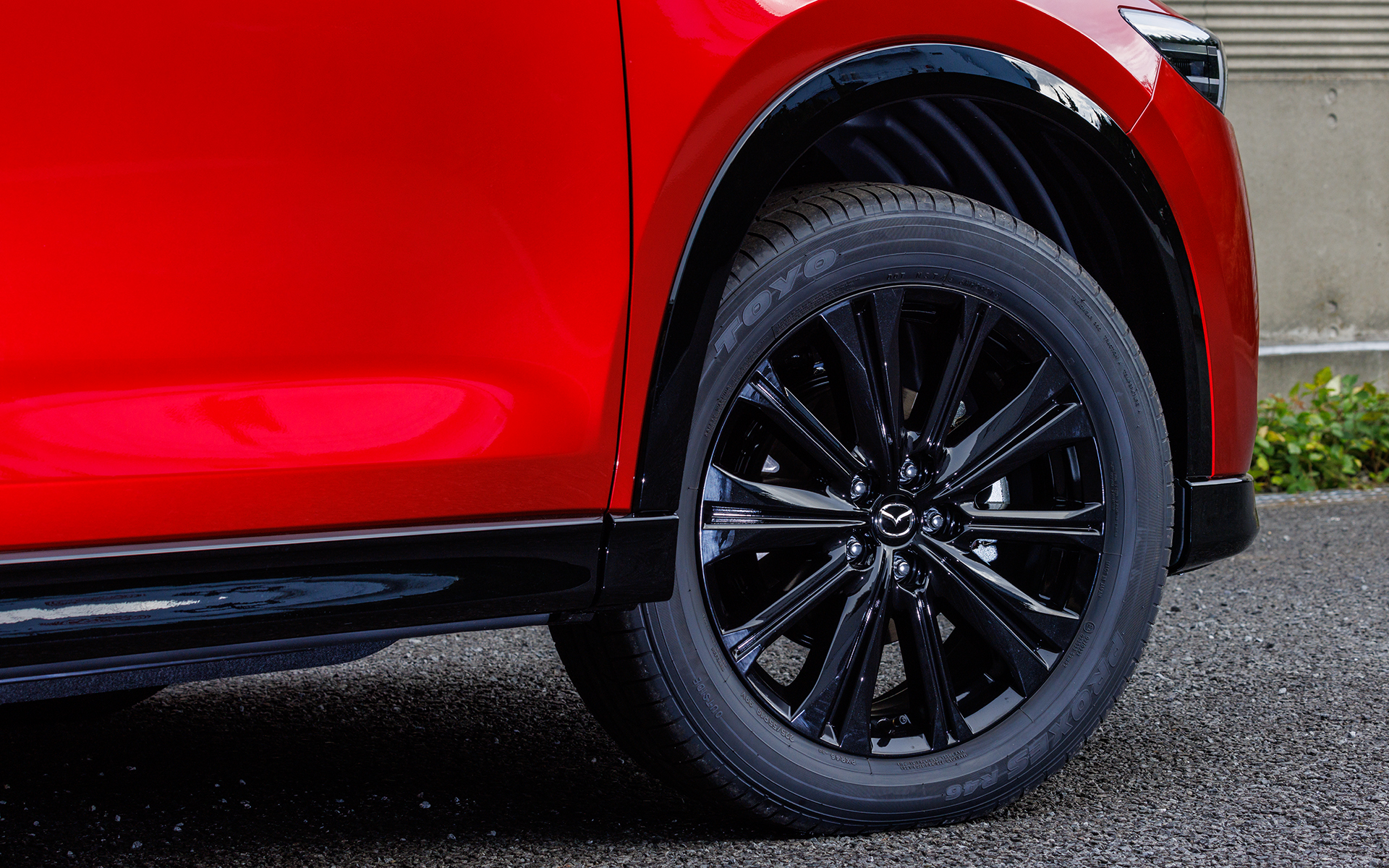 撮影車両はTOYO TIRE「プロクセスR46」の225/55R19サイズを装着。アルミホイールもブラックメタリックペイントの専用アイテムになる