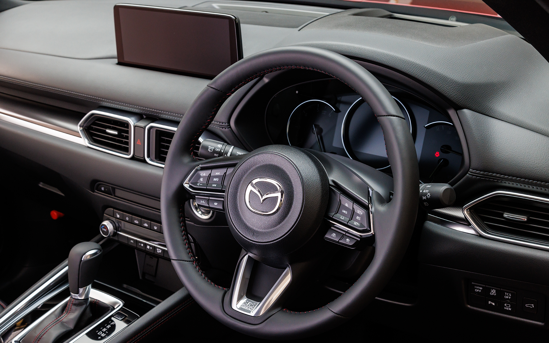 レッドステッチのステアリングを標準装備。センターディスプレイは大型の10.25インチ