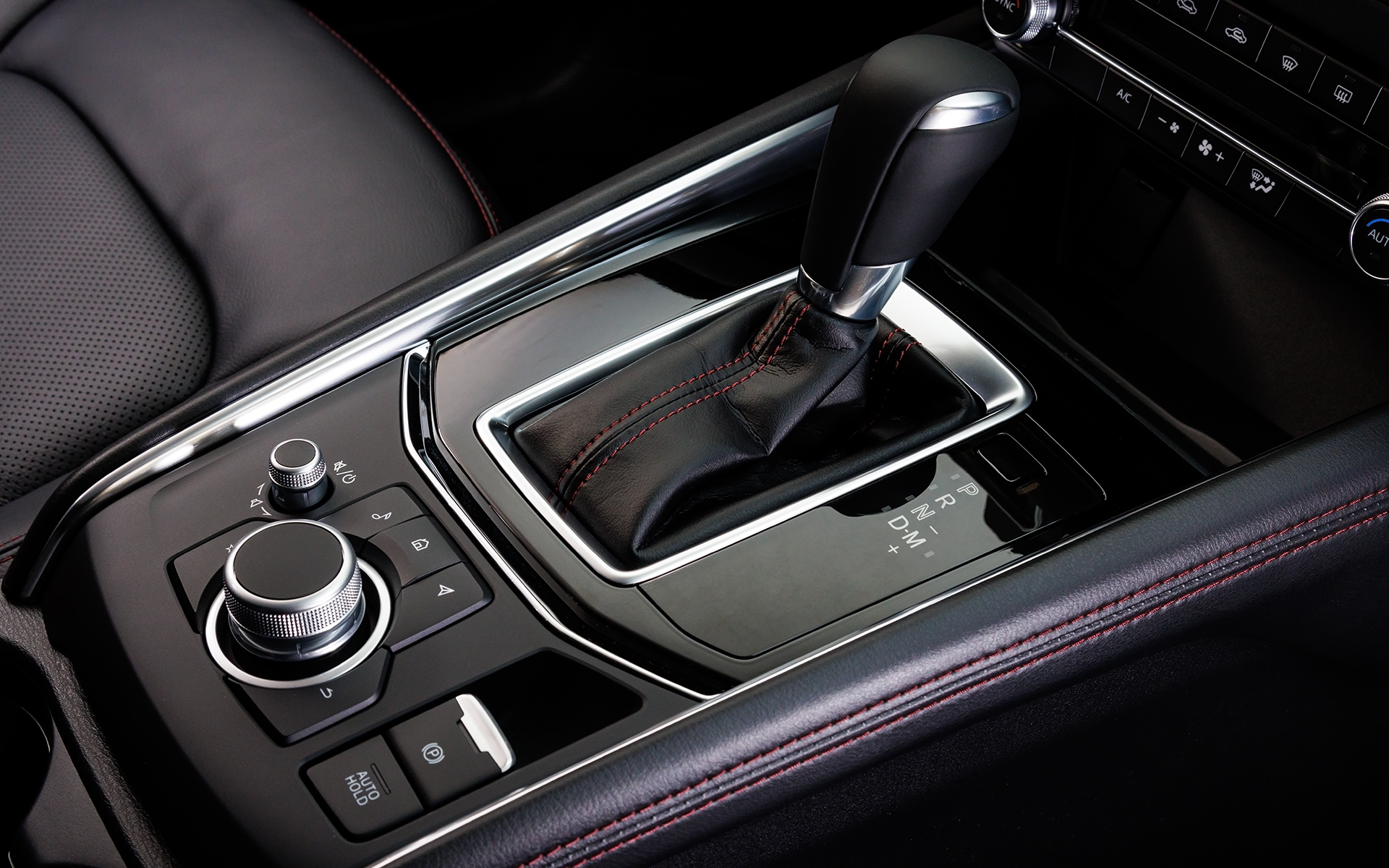 シフトカバーもレッドステッチを採用