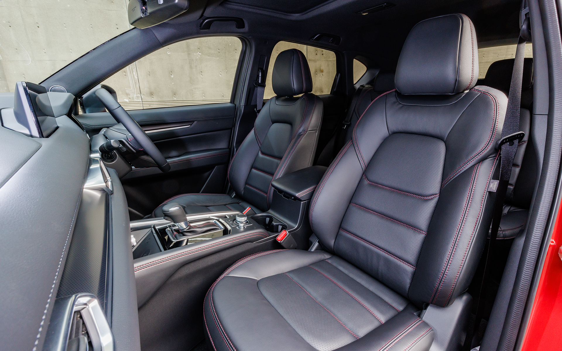 シートはブラックの表皮にレッドステッチのコンビネーション。ルーフもブラックになる
