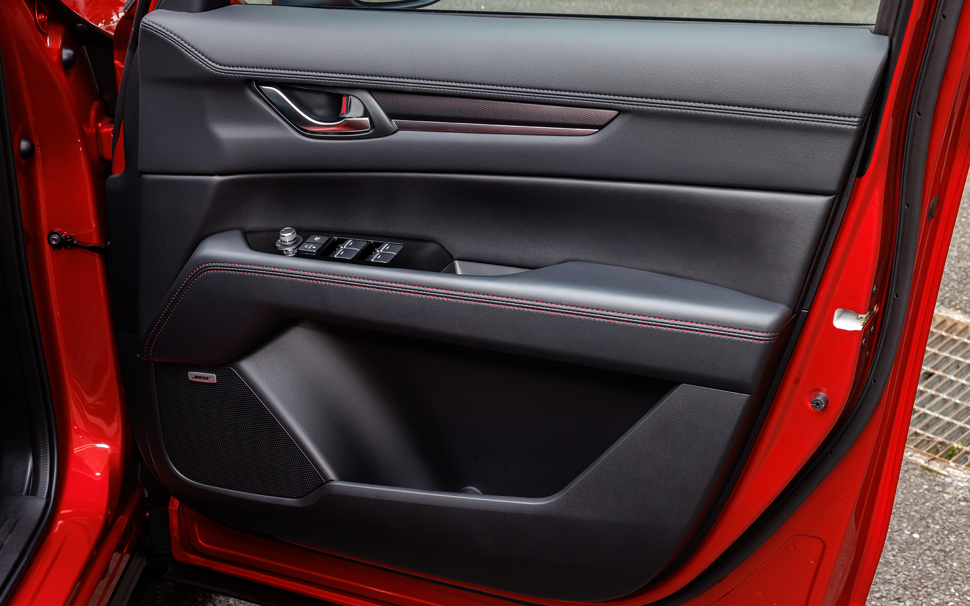 運転席ドアトリムはハニカムブラックの加飾パネルとレッドステッチの組み合わせ。運転席、助手席ともパワーシートが標準装備