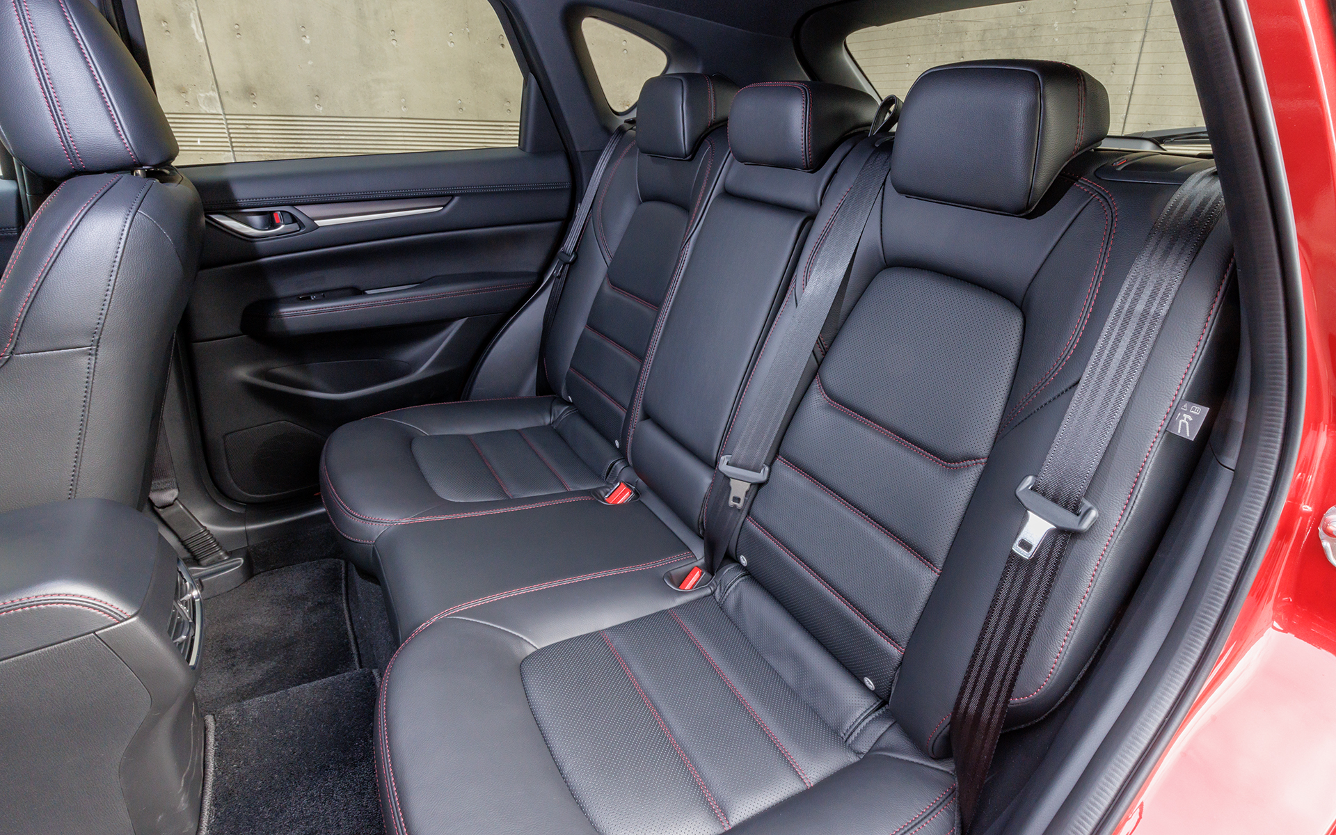 リアシートにもレッドステッチ。シートヒーターも備わる