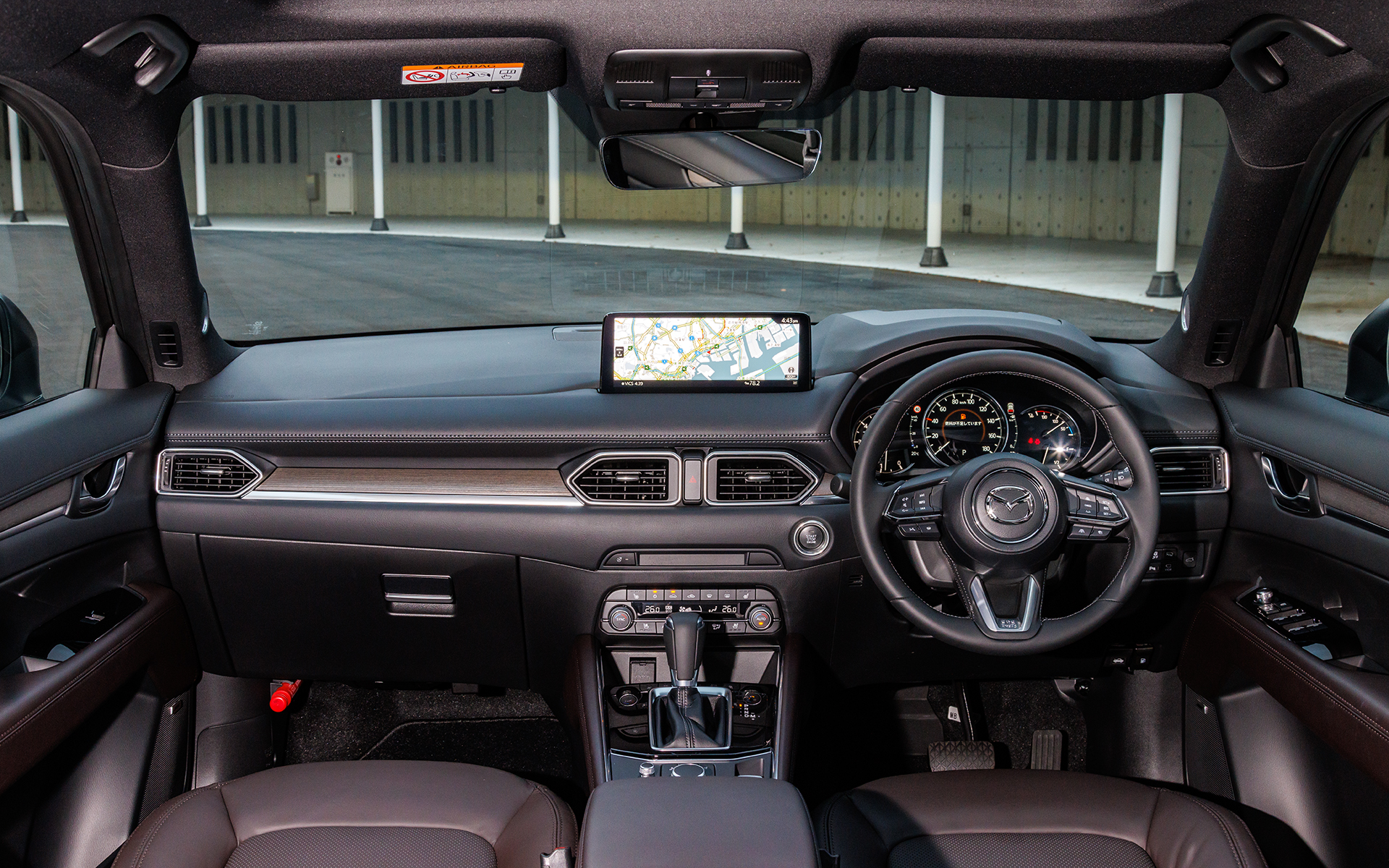 内装はブラック基調にサテンクロームの加飾をアクセントに加えることで上質感を演出