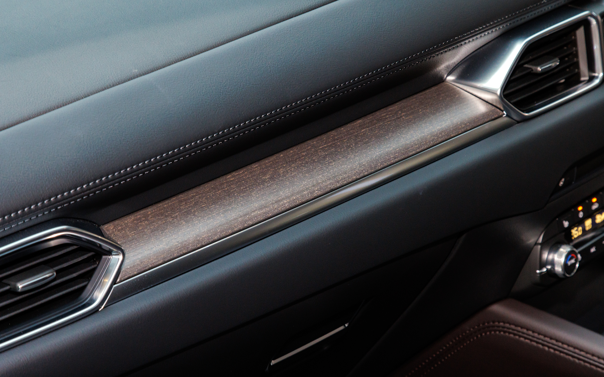 助手席前には本杢のデコレーションパネルを装着