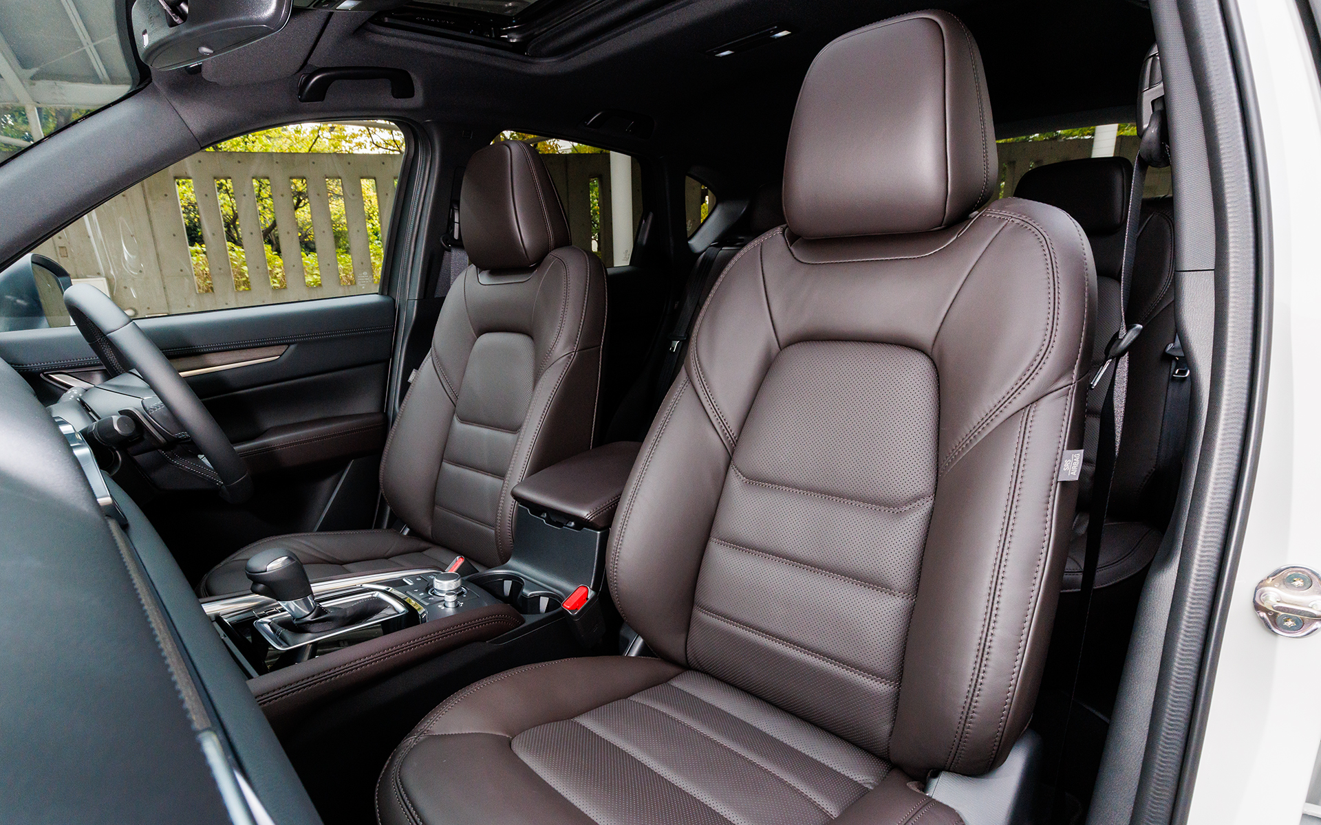 シート表皮はディープレッドのナッパレザー。シートヒーターに加えベンチレーション機能も標準装備