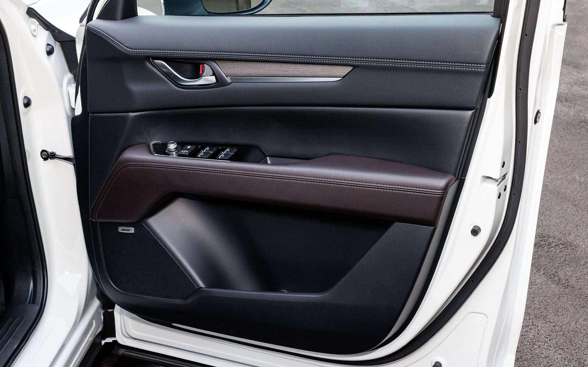 運転席ドアトリムもディープレッド