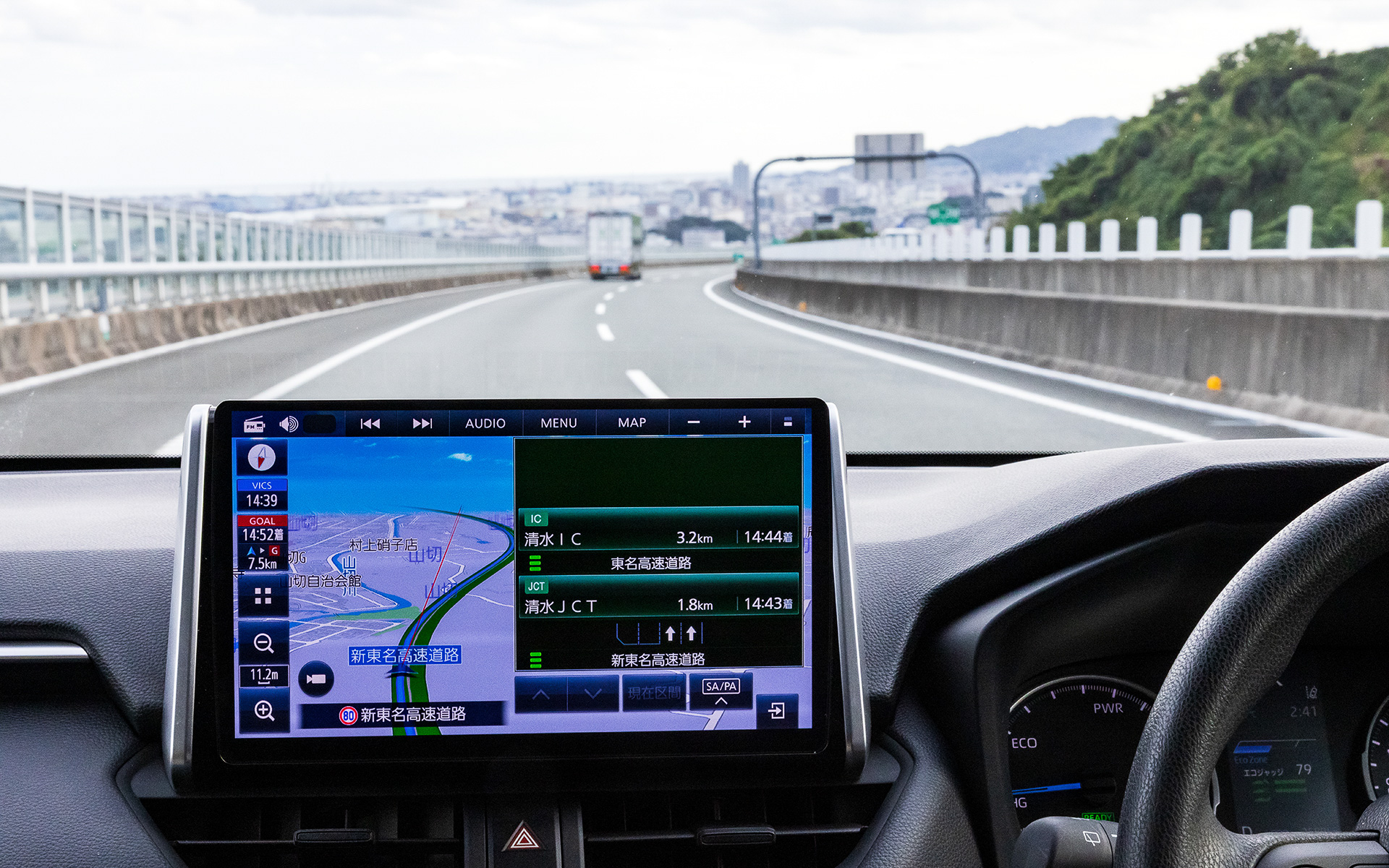 大画面だけど視界を遮らず、スタイリッシュなストラーダ。10V型や9V型だけじゃなくて、7V型も新モデルはぜ～んぶHD高画質だってこともポイントです