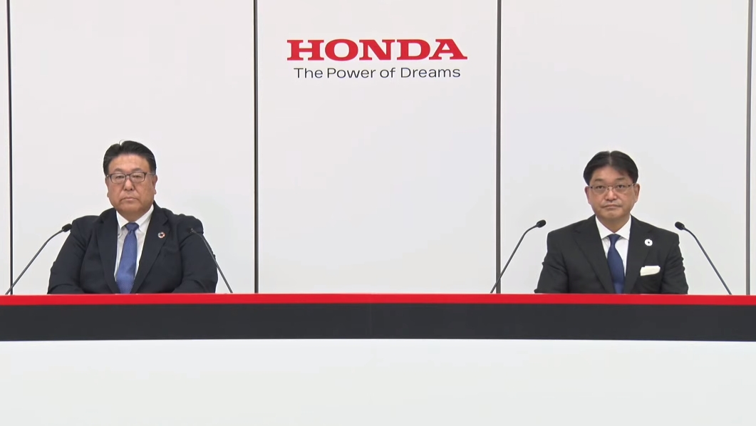 決算説明会に出席した本田技研工業株式会社 取締役 代表執行役副社長 倉石誠司氏（左）と同社 取締役 執行役専務 竹内弘平氏（右）