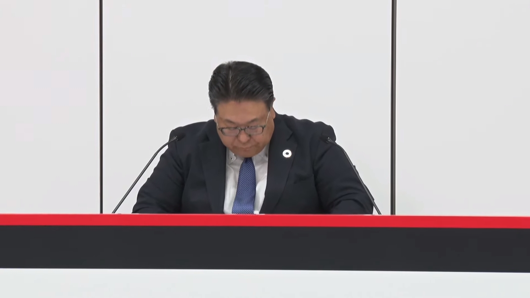 説明会は、車両生産が遅れていることについて倉石氏が謝罪してスタート