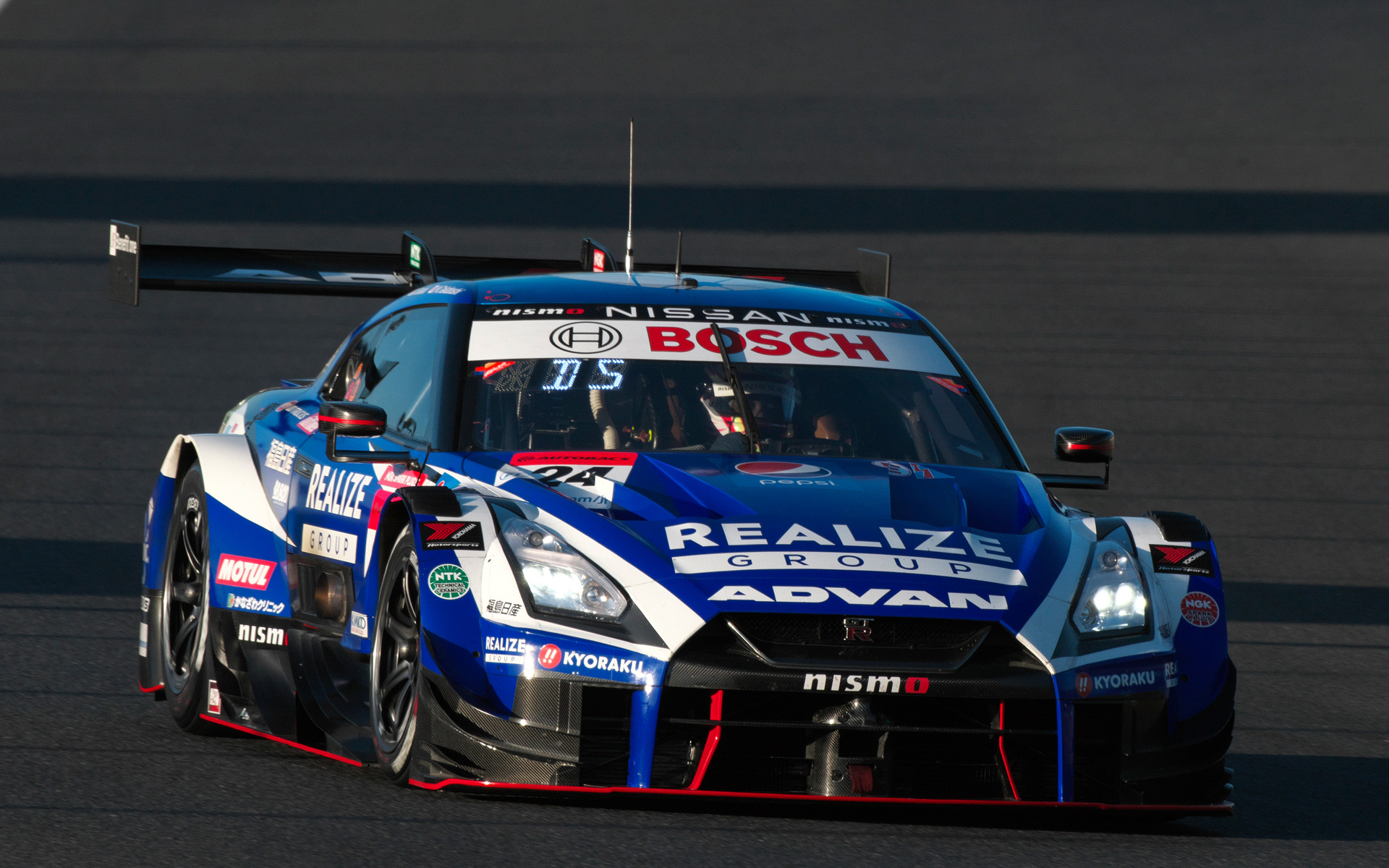 予選2位の24号車 リアライズコーポレーション ADVAN GT-R（高星明誠/佐々木大樹組、YH）