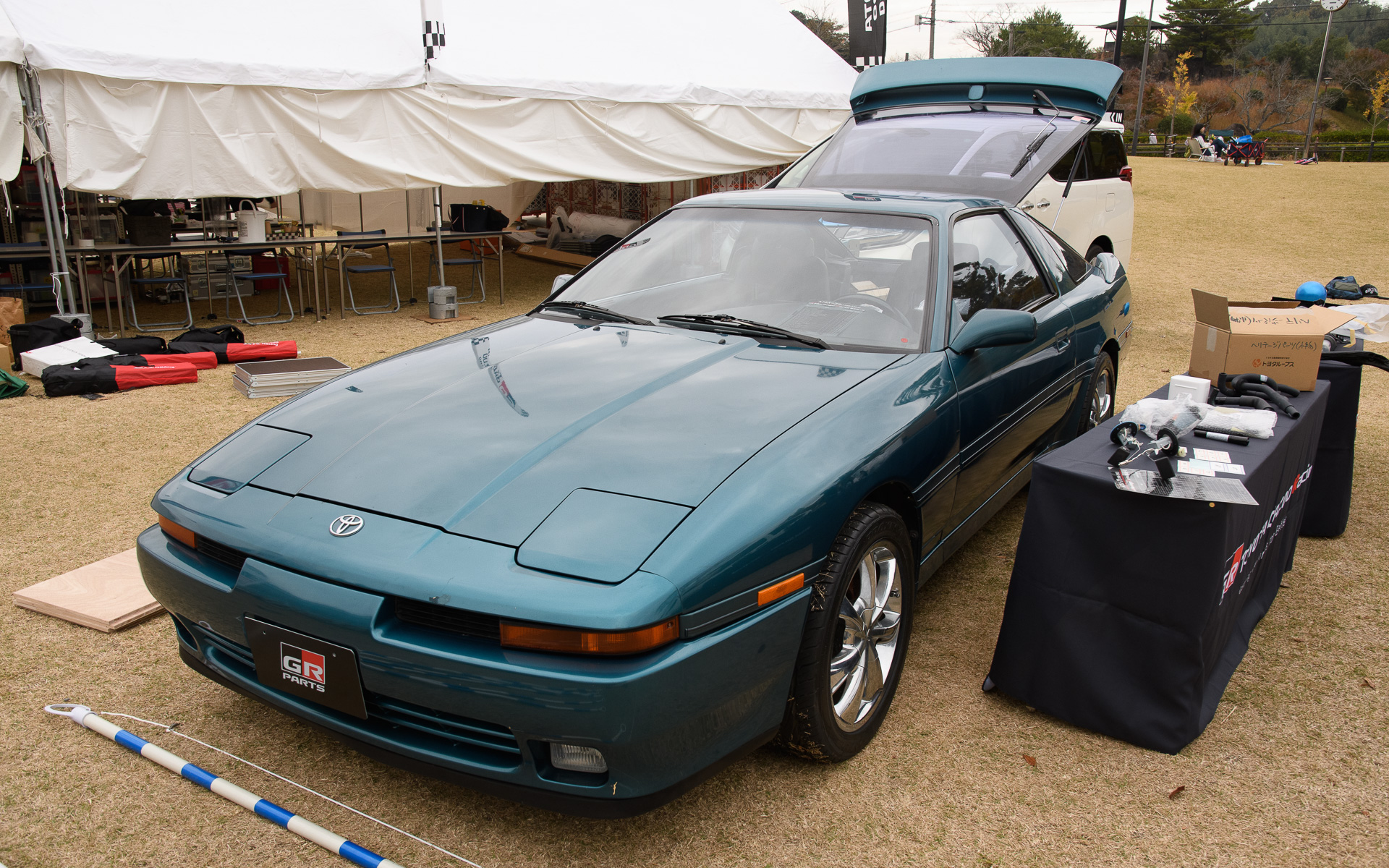 こちらでもヘリテージパーツ展示の準備が進んでいた