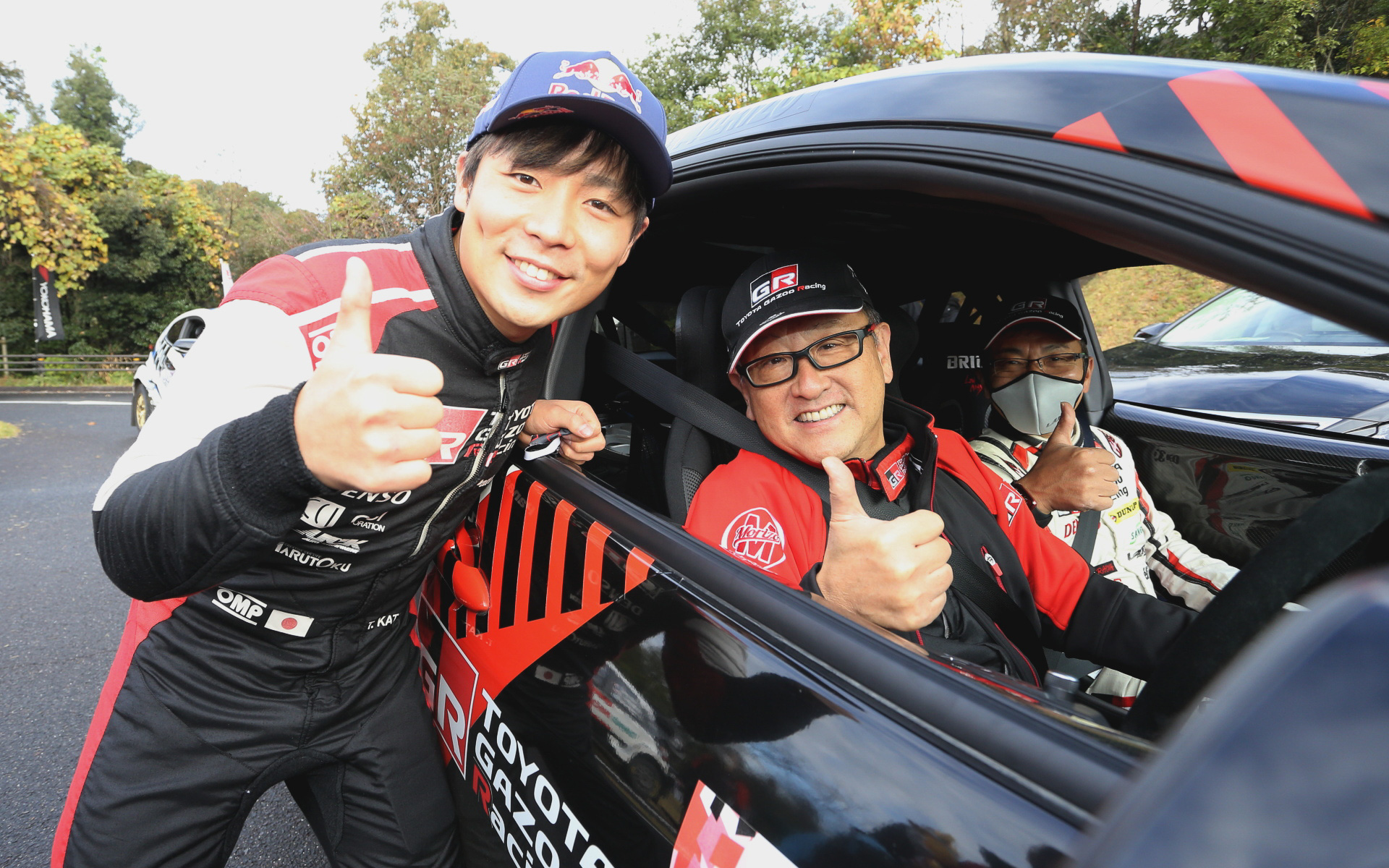 ヤリスWRCでWRCに参戦している勝田貴元選手（左）。ラリチャレに参戦しているモリゾウ選手（中）と勝田範彦選手（右）とともに