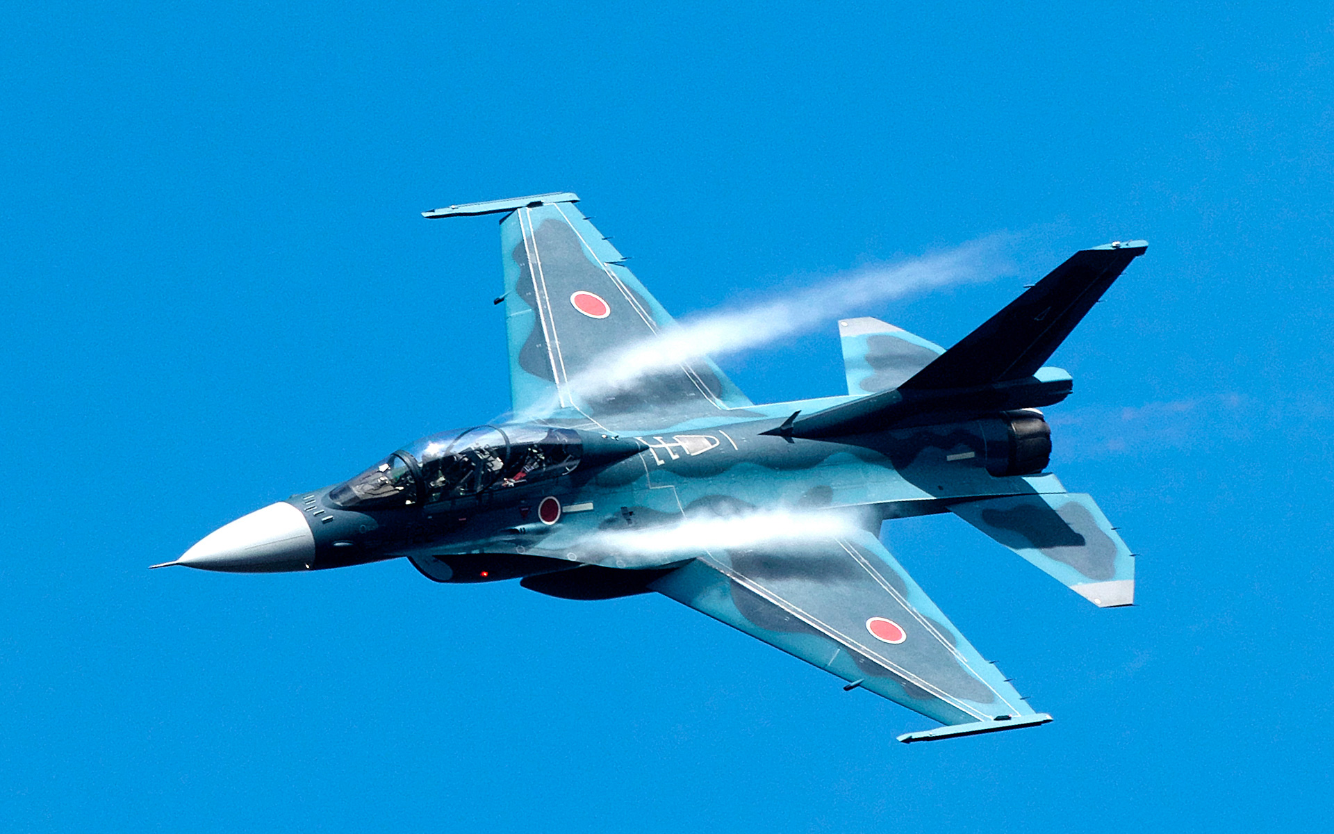 自衛隊の「F-2B」がツインリンクもてぎの上空に飛来