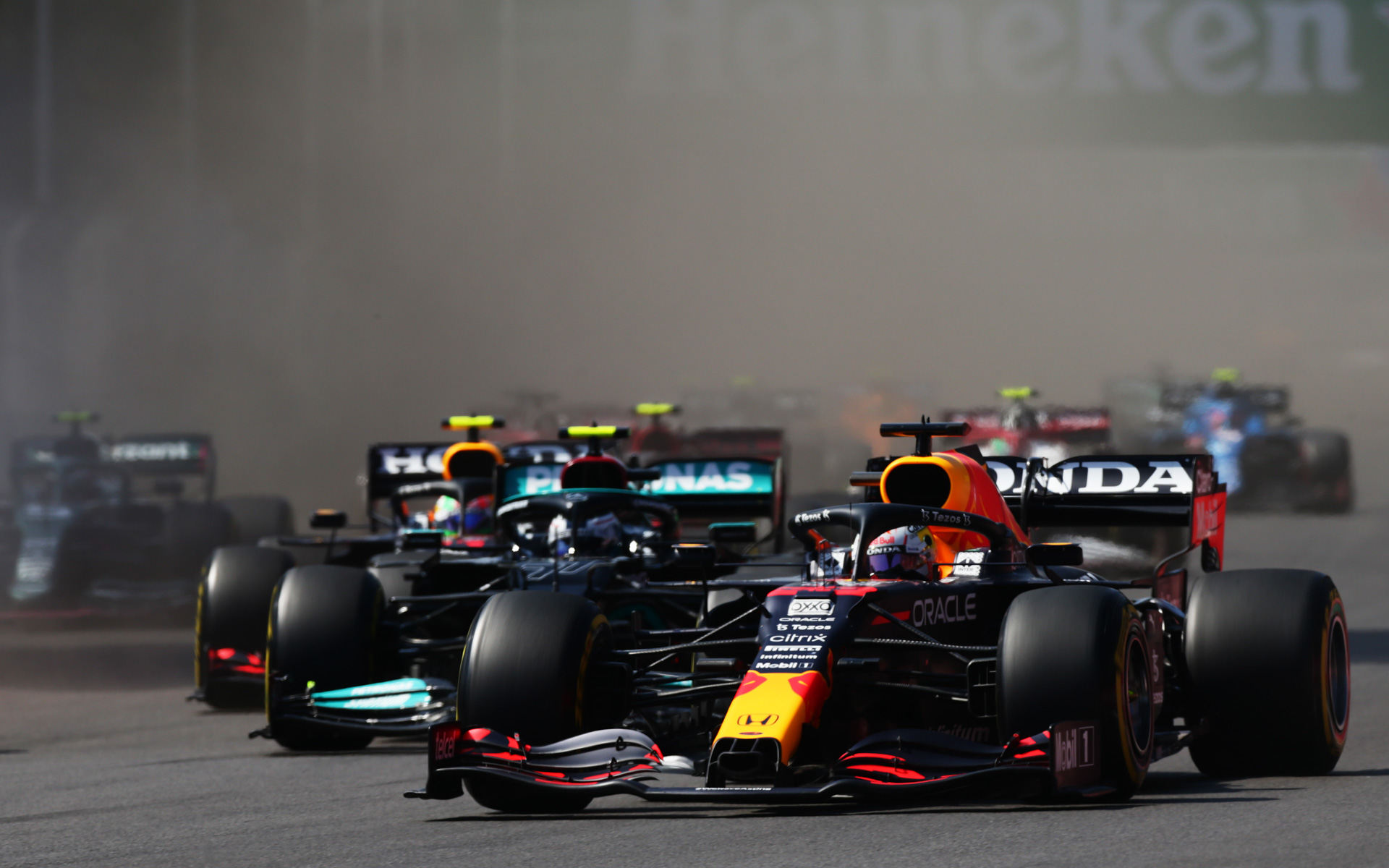 ホールショットを決めてアウトから1コーナーにトップで入っていくマックス・フェルスタッペン選手