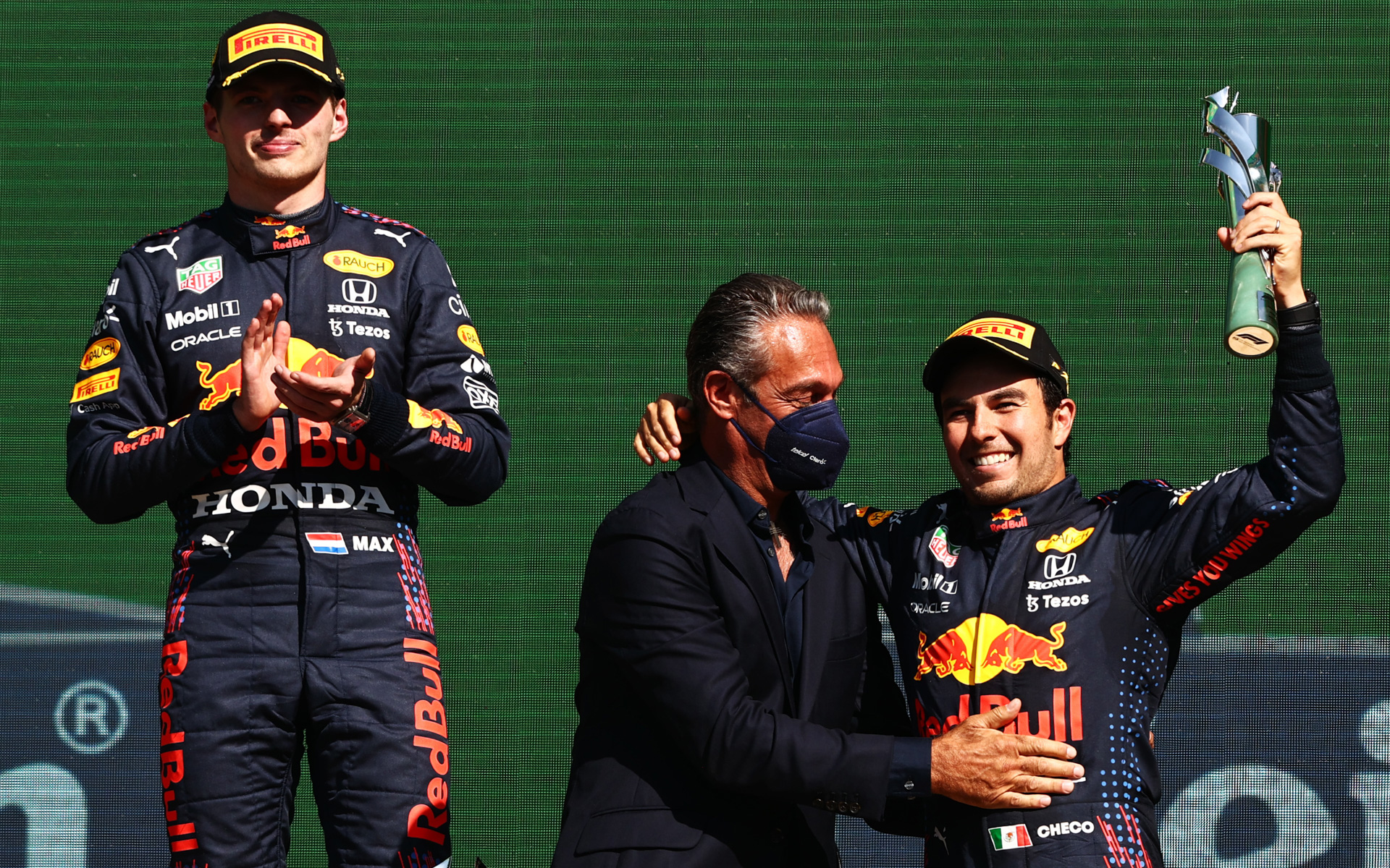 表彰台の様子、左が優勝したマックス・フェルスタッペン選手、右が3位のセルジオ・ペレス選手