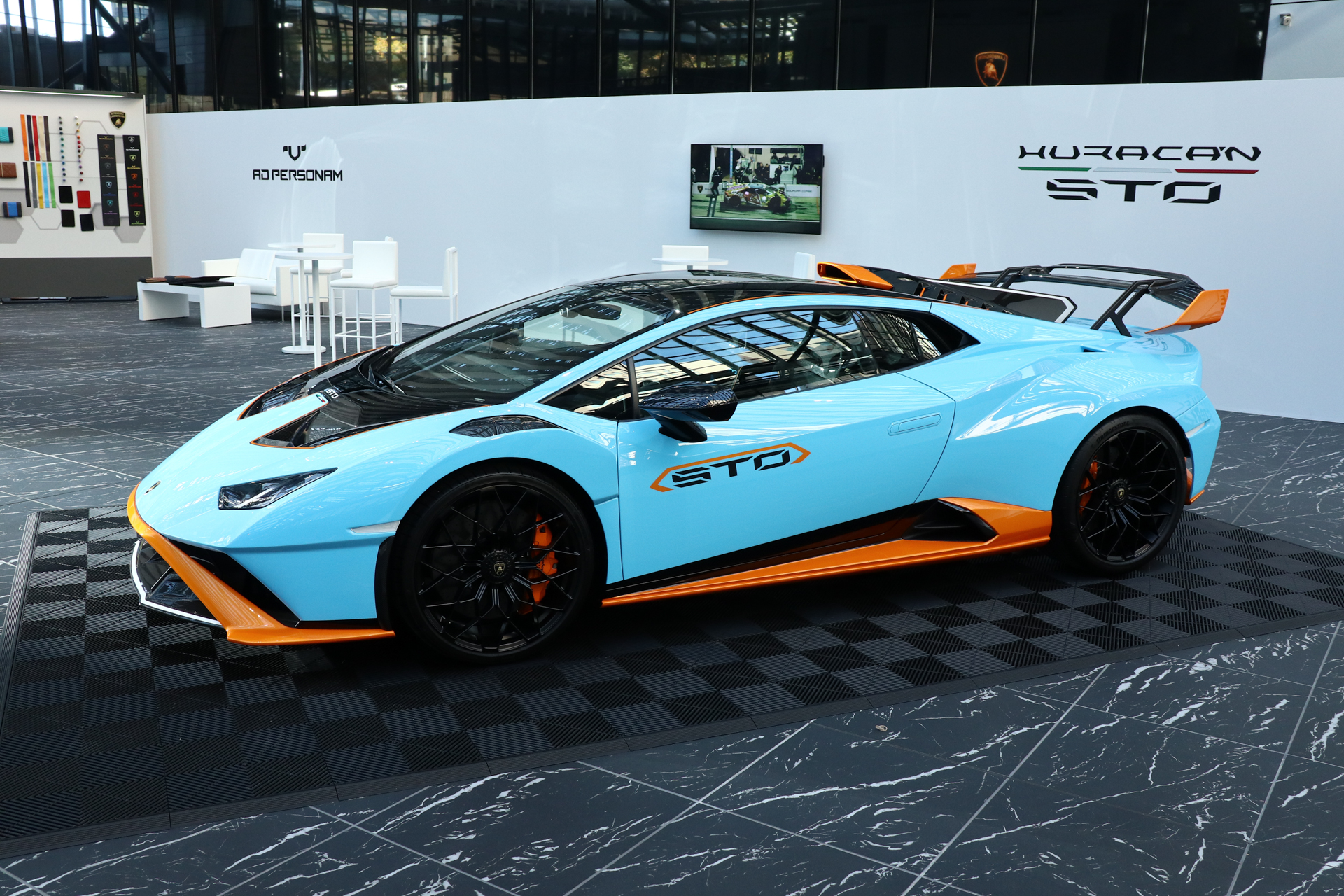 スーパースポーツカー「ウラカン STO」