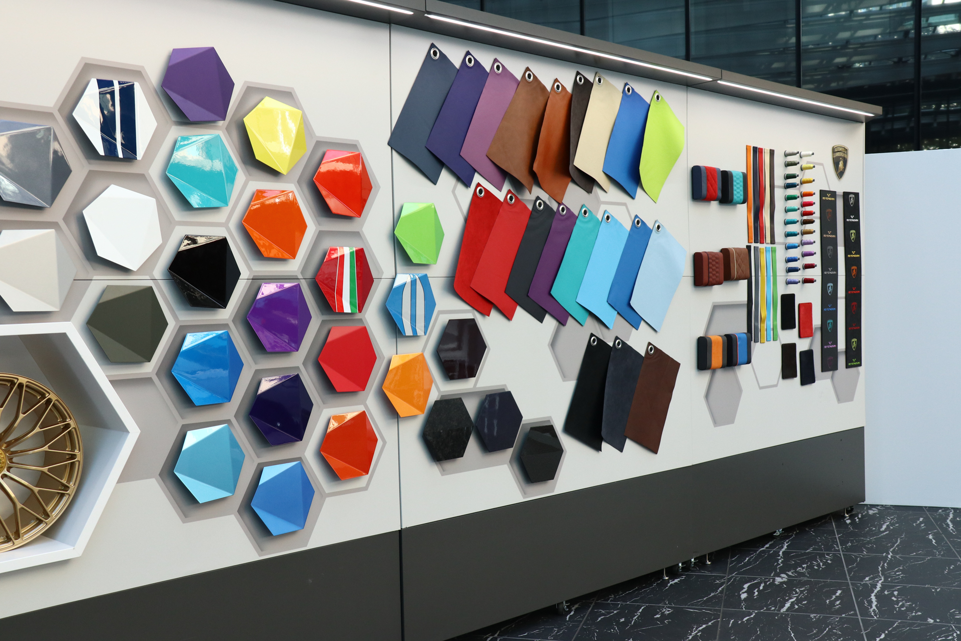 アドペルソナムで選べるボディーカラーやシート、刺繍などを展示