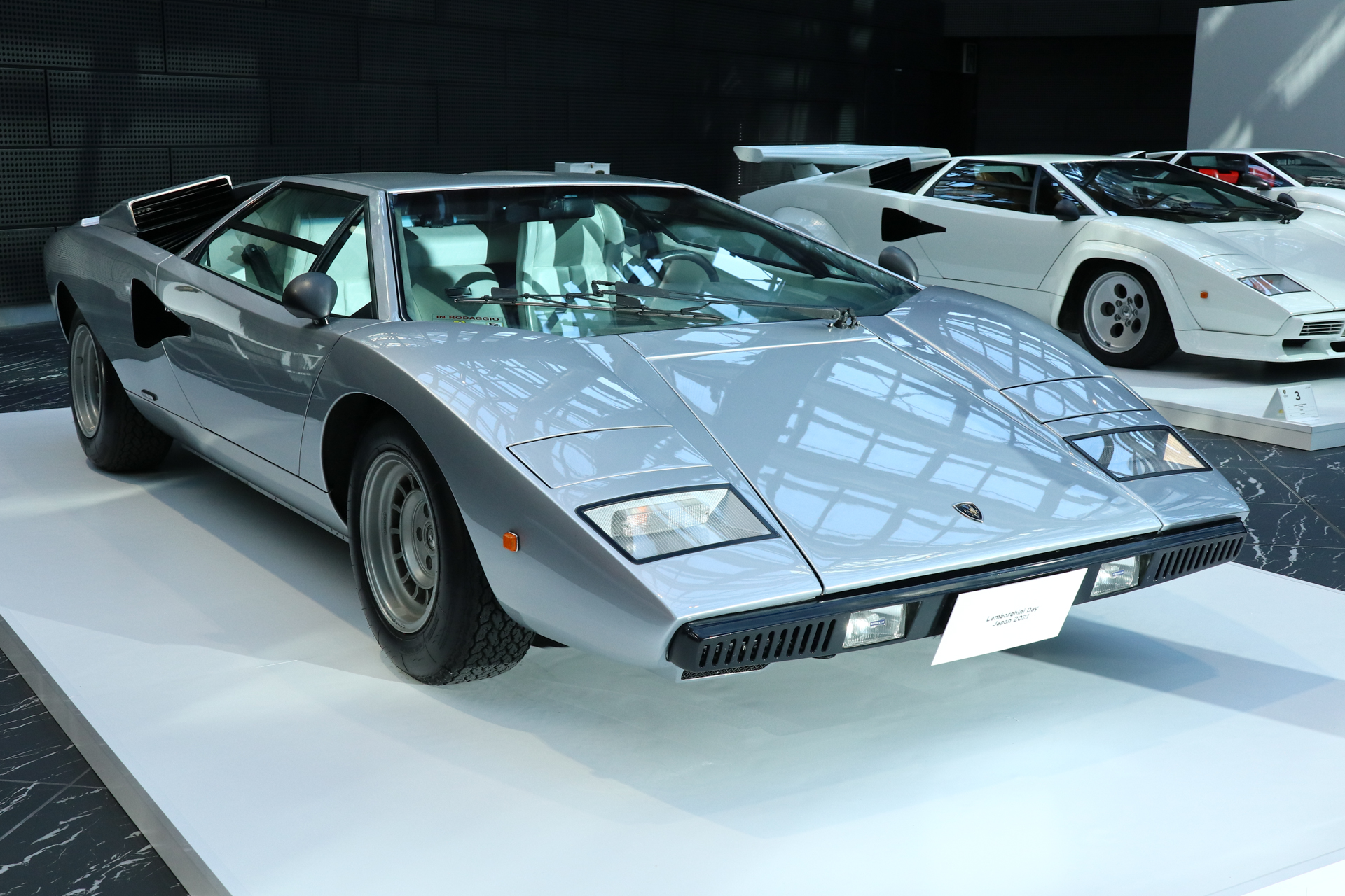 1977年のLP400。シルバーの塗装は新車時からリペイントなしという個体。ポロストリコ認証を受けている