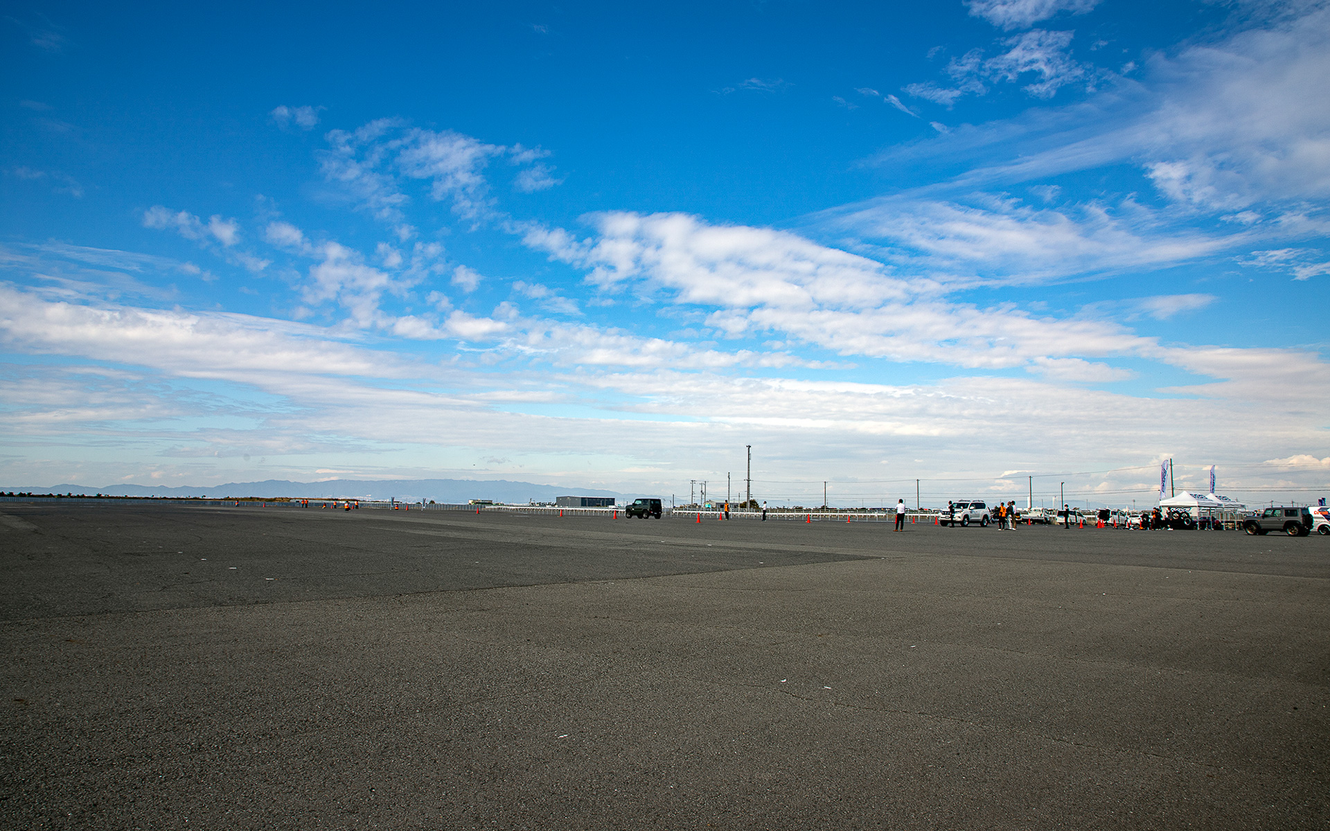 「レイズ製4×4鍛造ホイール比較検証」は、ストレートのコースを3本取っても広さに余裕があり、安全性をしっかりと確保できる大阪湾沿いにある多目的広場で行なわれた