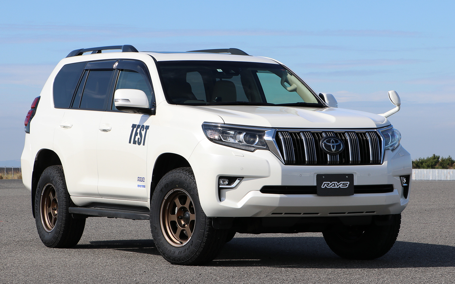 プラドに装着されるボルクレーシング TE37XT。サイズは17×8J（＋20）、純正のサイズは17×7.5J（＋25）。タイヤは純正ホイールと同じくTOYO TIREのオープンカントリーA/Tプラス。サイズは265/70R17を履かせてある