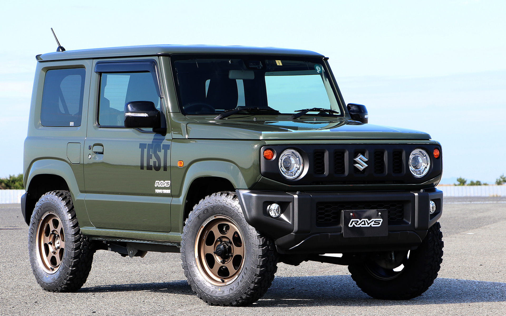 ジムニーにはボルクレーシング TE37XT for Jを装着。サイズは16×5.5J（＋20）、純正は16×5.5J（＋22）。タイヤは純正ホイールと同じTOYO TIREのオープンカントリーMT/Rの215/70R16を装着