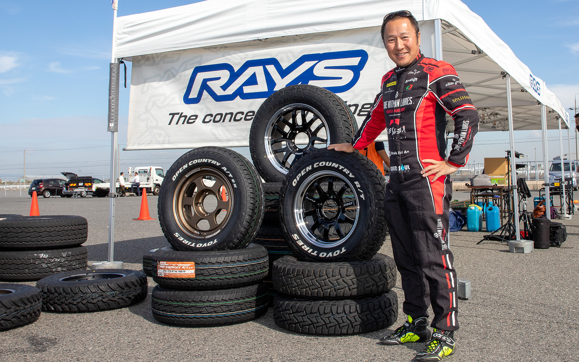 評価ドライバーとして参加したのは、クルマやアフターパーツの評価では斟酌のない意見が特徴のレーシングドライバー井入宏之氏