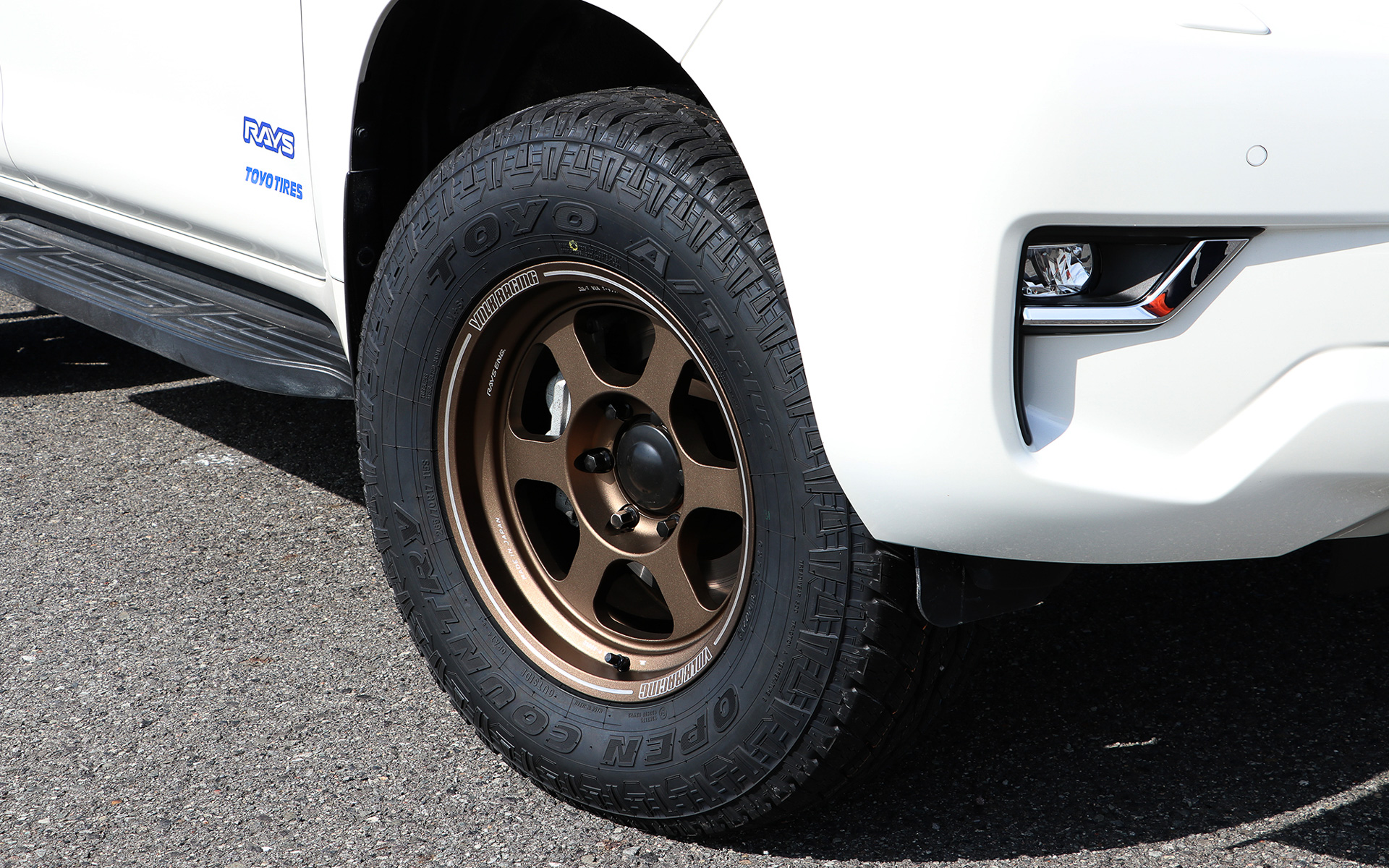 プラドに装着されるボルクレーシング TE37XT。サイズは17×8J（＋20）、純正のサイズは17×7.5J（＋25）。タイヤは純正ホイールと同じくTOYO TIREのオープンカントリーA/Tプラス。サイズは265/70R17を履かせてある