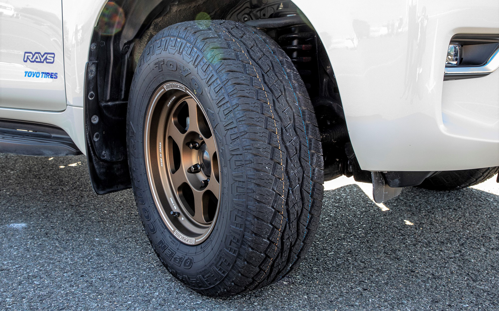 プラドに装着されるボルクレーシング TE37XT。サイズは17×8J（＋20）、純正のサイズは17×7.5J（＋25）。タイヤは純正ホイールと同じくTOYO TIREのオープンカントリーA/Tプラス。サイズは265/70R17を履かせてある