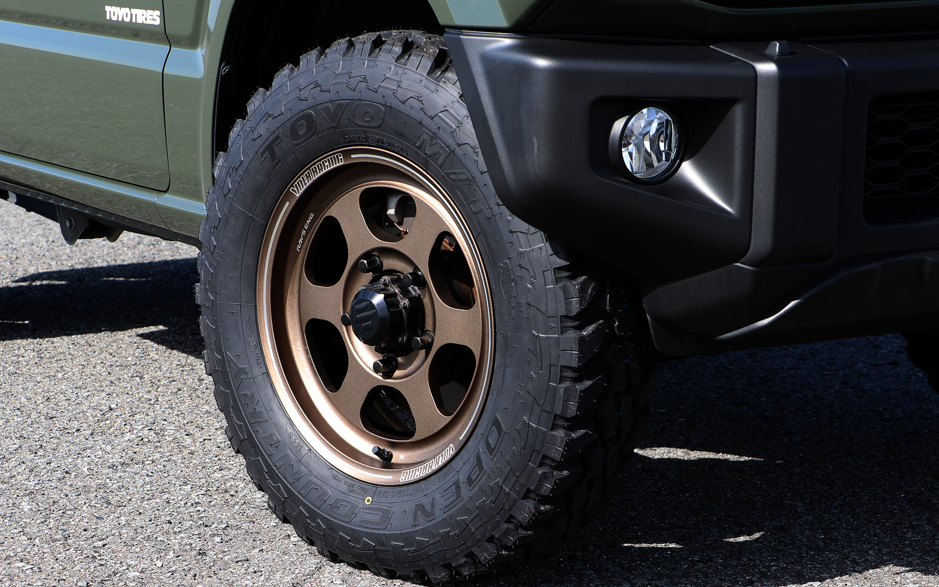 ジムニーにはボルクレーシング TE37XT for Jを装着。サイズは16×5.5J（＋20）、純正は16×5.5J（＋22）。タイヤは純正ホイールと同じTOYO TIREのオープンカントリーMT/Rの215/70R16を装着