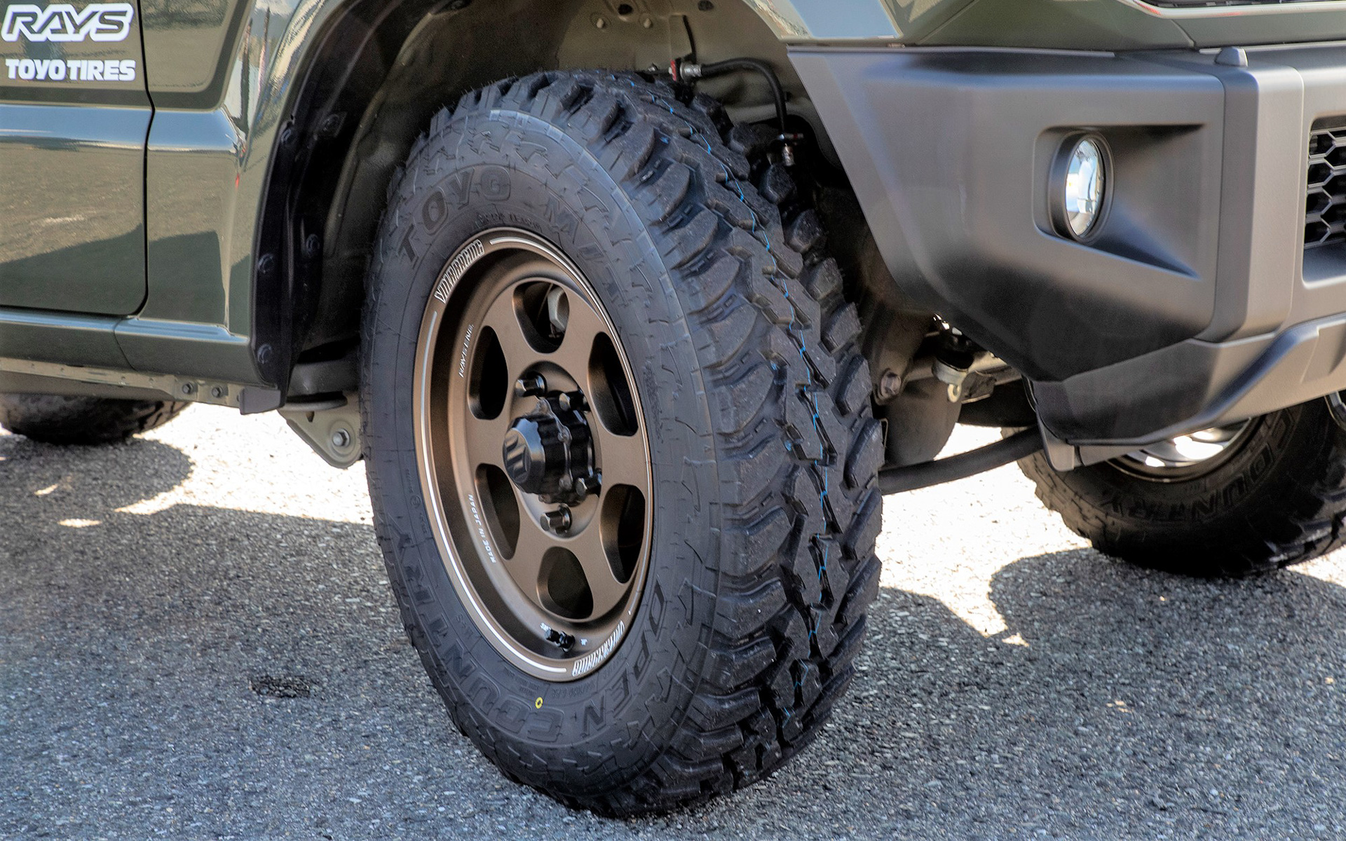 ジムニーにはボルクレーシング TE37XT for Jを装着。サイズは16×5.5J（＋20）、純正は16×5.5J（＋22）。タイヤは純正ホイールと同じTOYO TIREのオープンカントリーMT/Rの215/70R16を装着