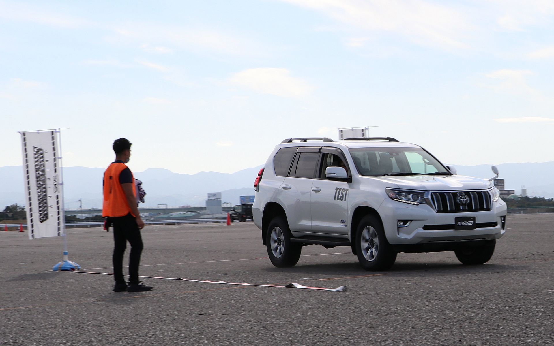 フル加速からの制動性能。速度はだいたい70km/h前後まで上がるようだ。制動距離と制動時のフィーリングの違いをチェック