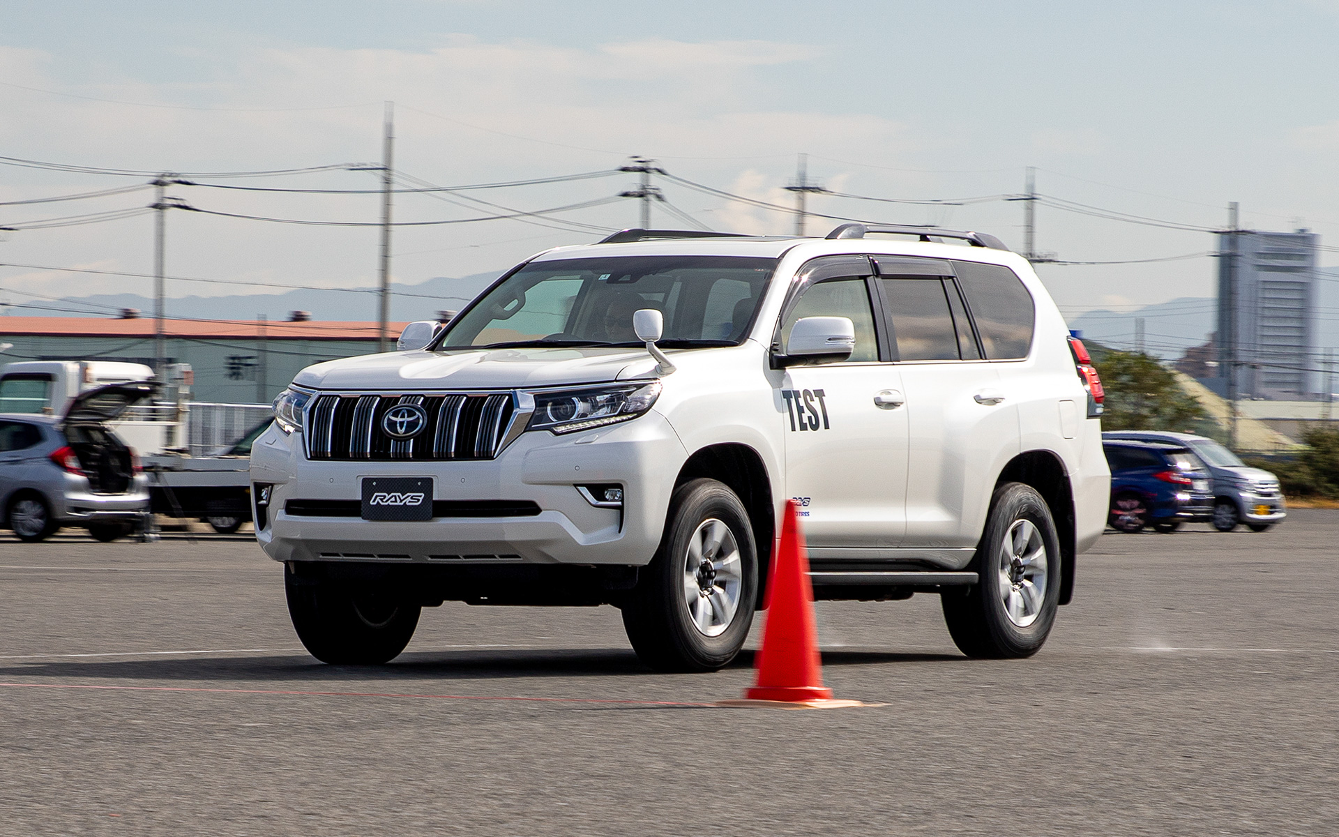 重量がある純正ホイールと比較してTE37XT装着時は発進直後の軽快感を感じるとのこと