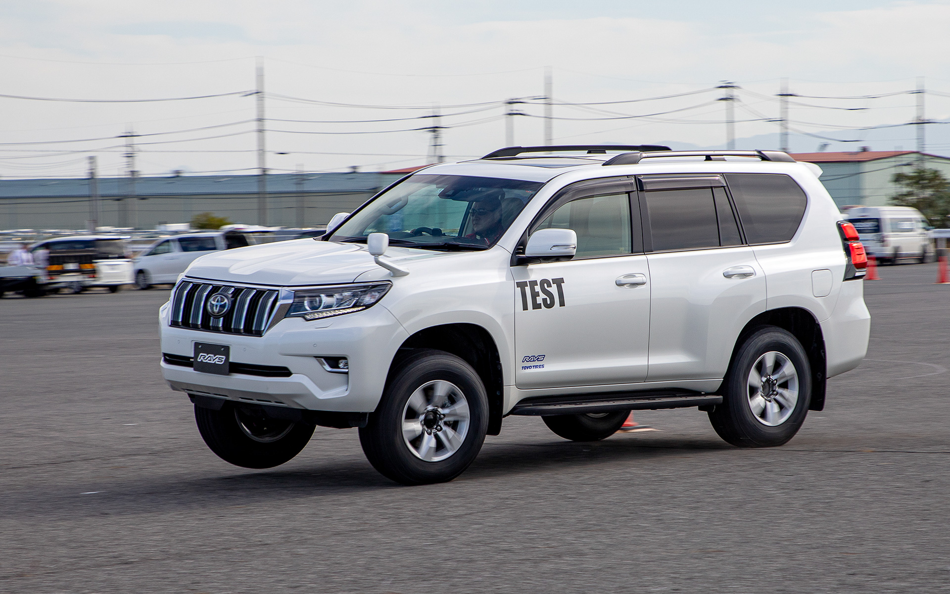 純正ホイール装着時はステアリングの切り角が徐々に増えてきて、最後のパイロンを旋回するときにはアクセルを戻さないとはらむほどになっていた