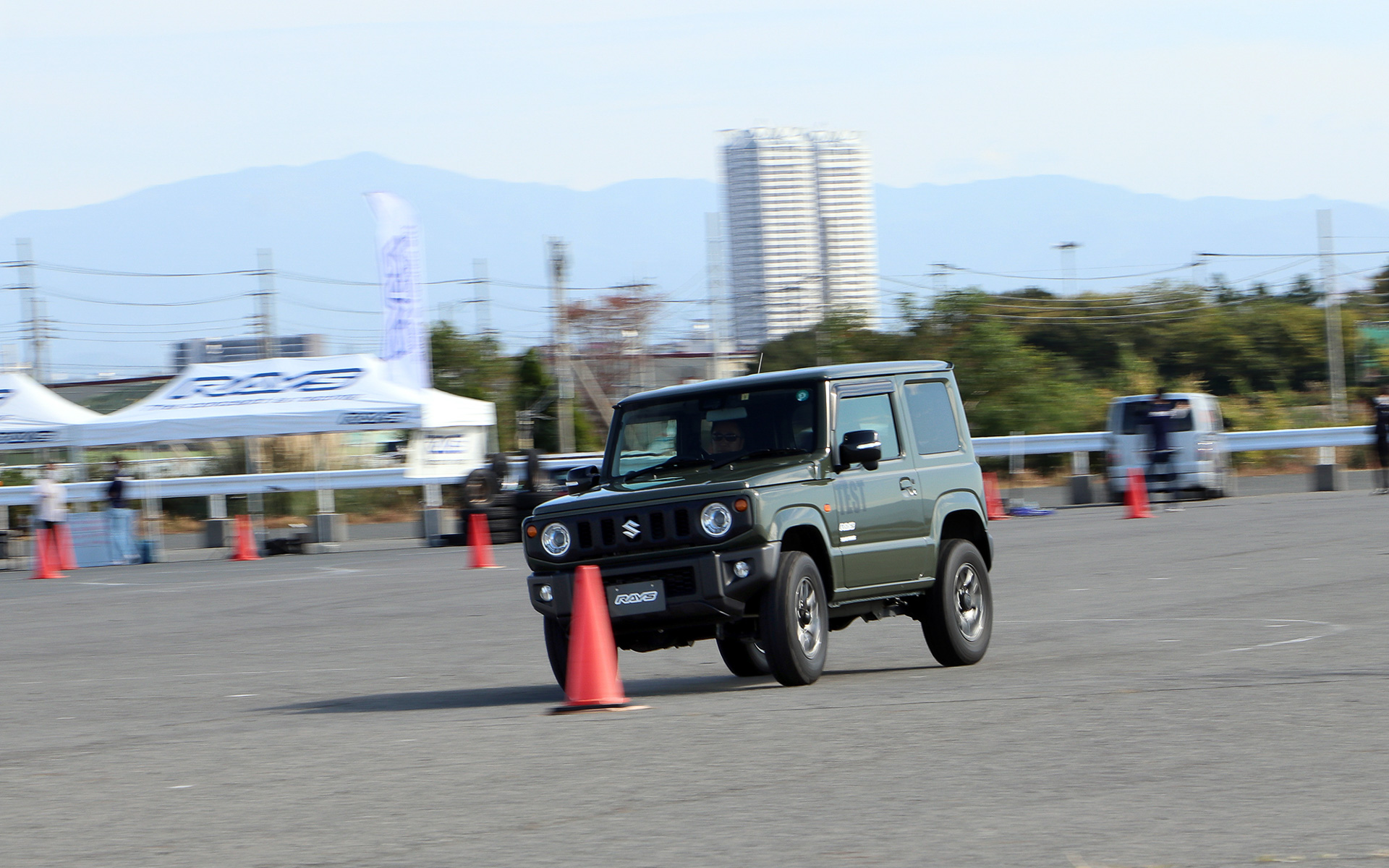 ジムニーの旋回性能。純正ホイールのときはプラドと同じく最後のパイロンをまわる際に挙動が乱れるシーンがあったが、ホイールを換えたあとはそれが起こらない