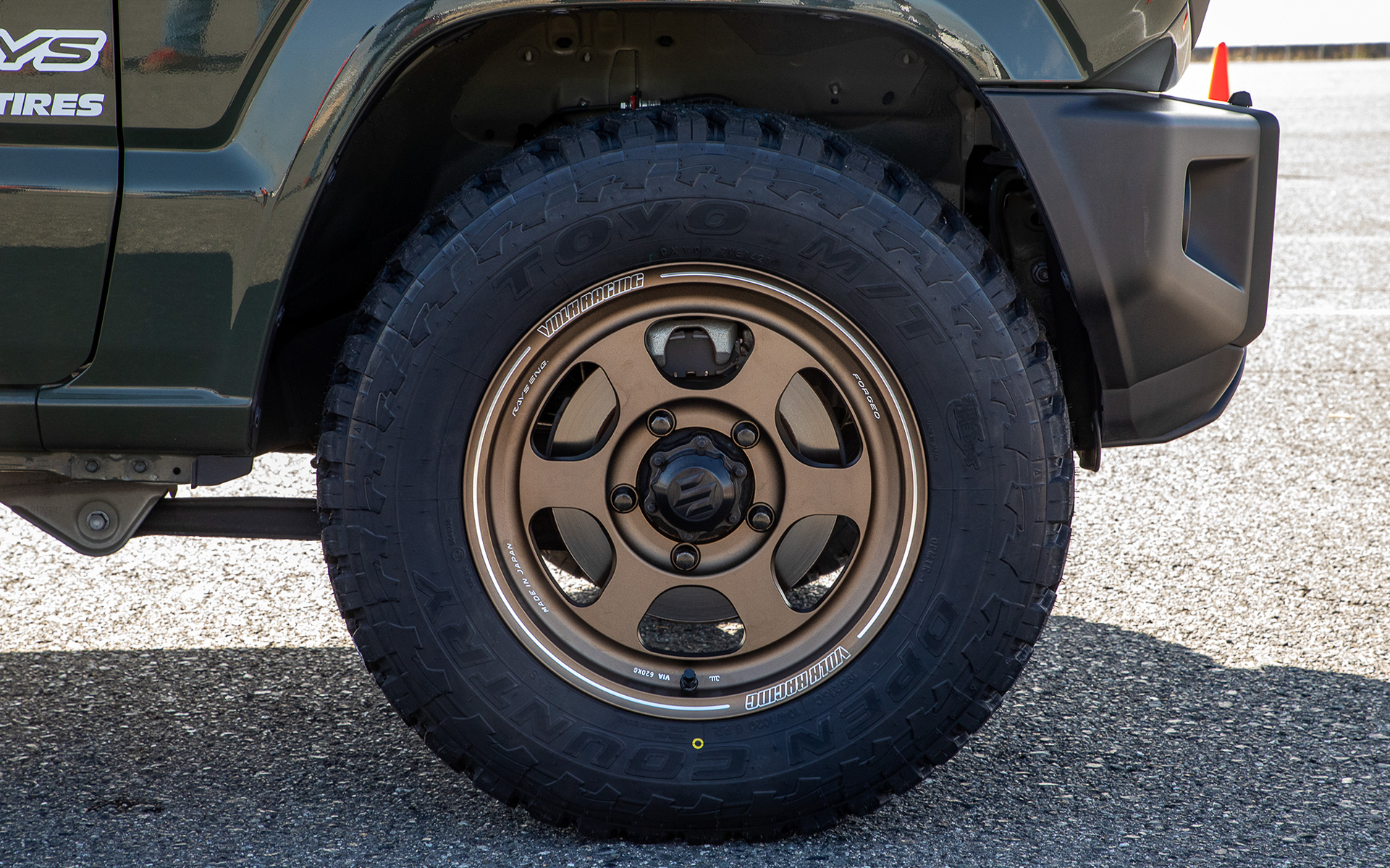 TE37シリーズなのでTE37らしい剛性の高さや軽さは同様。そこに対して4×4車に適した特徴を与えている。オンロード用TE37にはないリブなどがそれだ