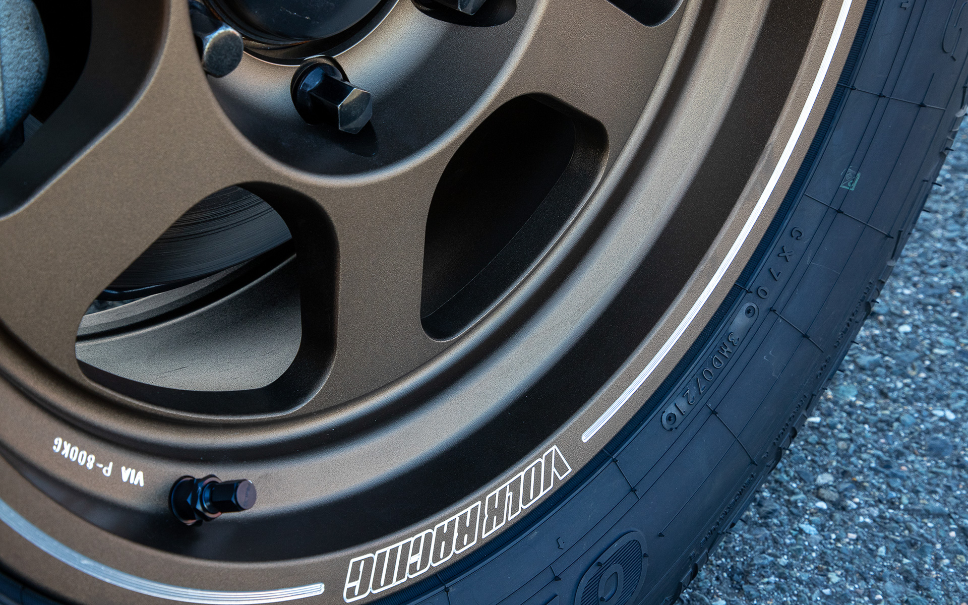 TE37シリーズなのでTE37らしい剛性の高さや軽さは同様。そこに対して4×4車に適した特徴を与えている。オンロード用TE37にはないリブなどがそれだ