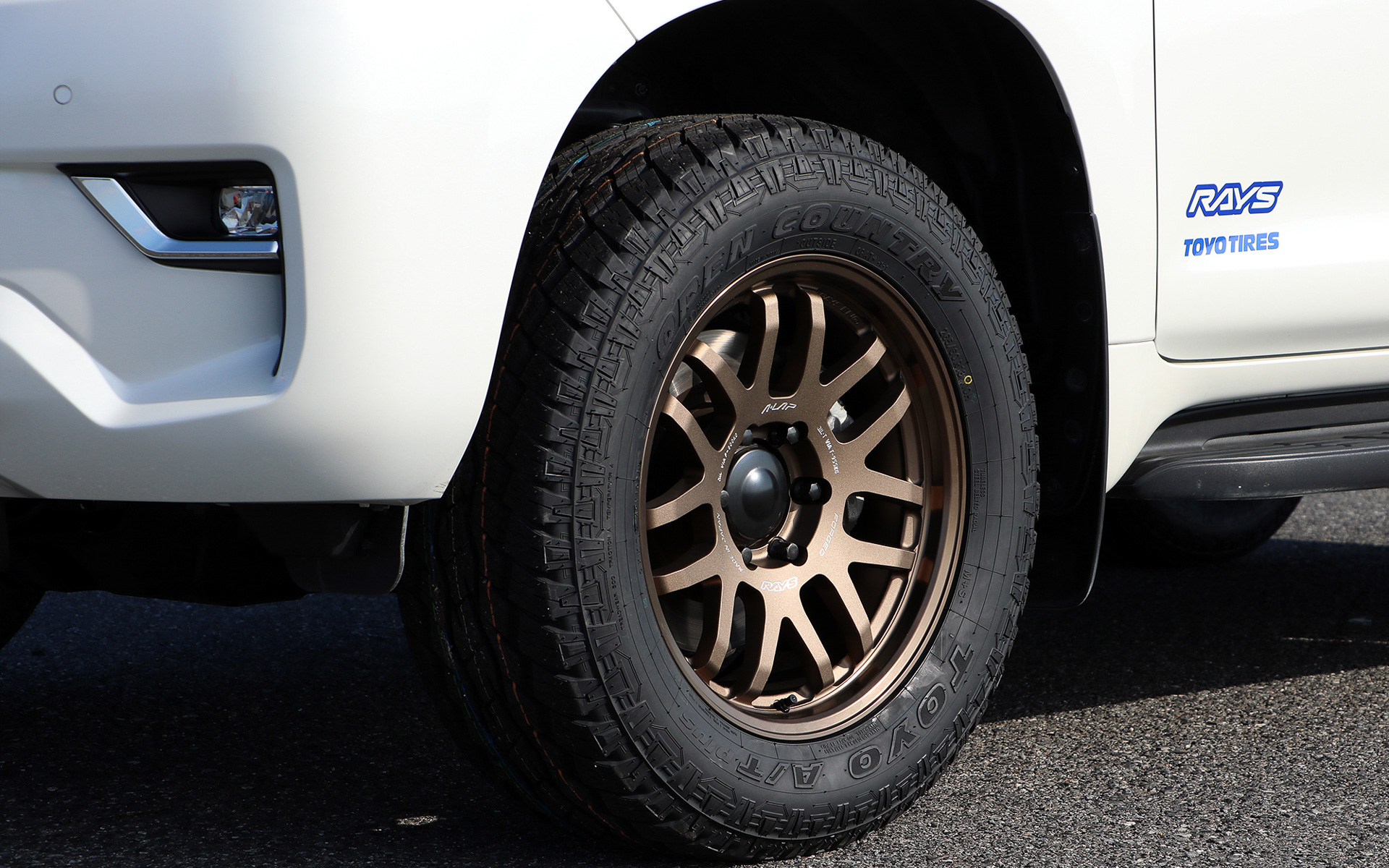 こちらは展示撮影用に用意されていたレイズの鍛造ホイール「A-LAP-07X」。サイズは18×7J（＋8）と18×8J（＋20）がマッチする。装着タイヤはTOYO TIREのオープンカントリーA/Tプラスで、サイズは265/60R18。カラーはブロンズ（上）のほかにブラック/リムダイヤモンドカット（下）がある