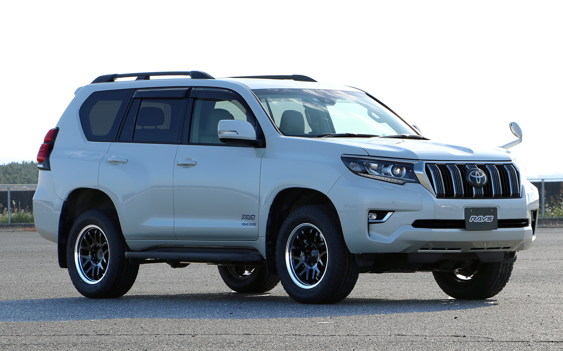 こちらは展示撮影用に用意されていたレイズの鍛造ホイール「A-LAP-07X」。サイズは18×7J（＋8）と18×8J（＋20）がマッチする。装着タイヤはTOYO TIREのオープンカントリーA/Tプラスで、サイズは265/60R18。カラーはブロンズ（上）のほかにブラック/リムダイヤモンドカット（下）がある