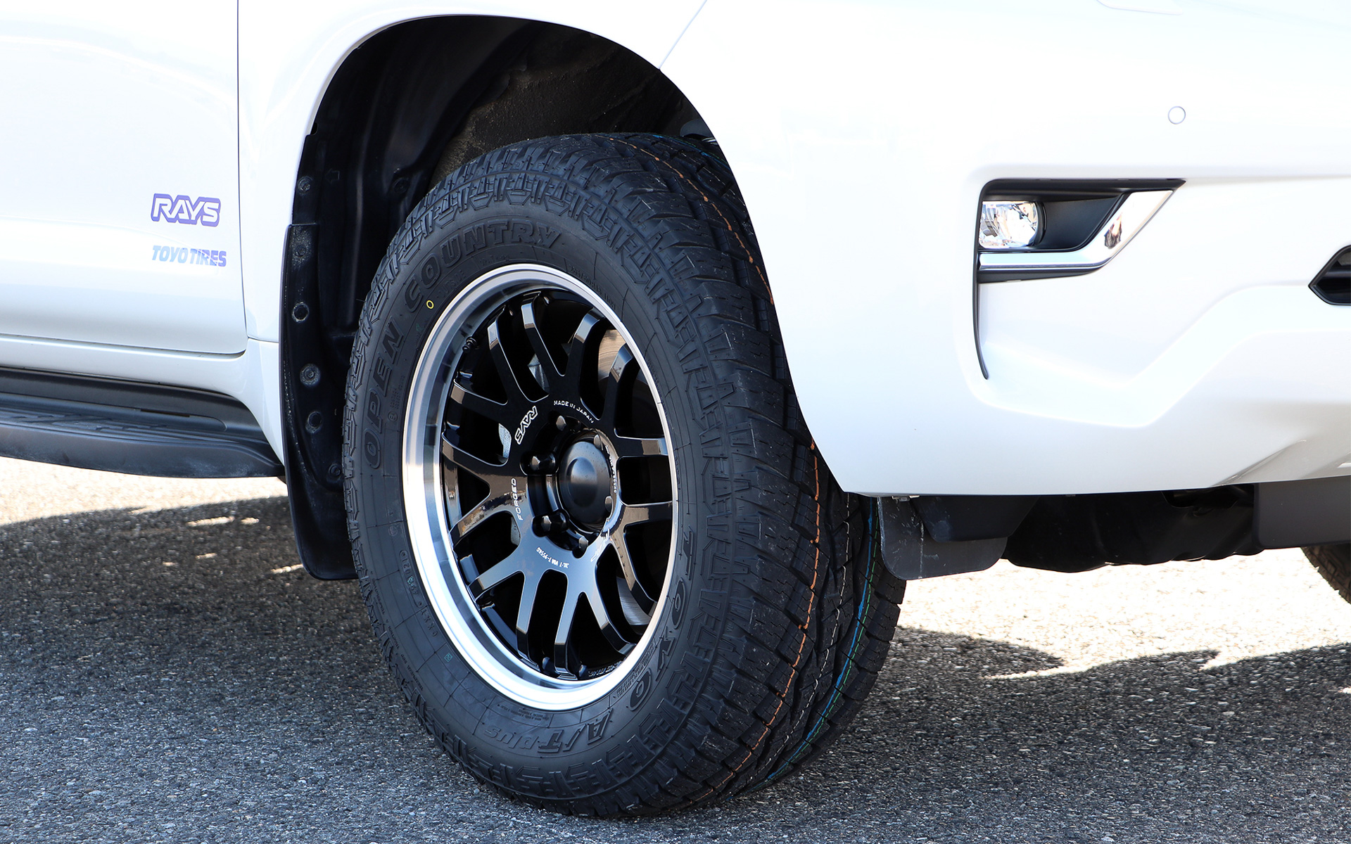 こちらは展示撮影用に用意されていたレイズの鍛造ホイール「A-LAP-07X」。サイズは18×7J（＋8）と18×8J（＋20）がマッチする。装着タイヤはTOYO TIREのオープンカントリーA/Tプラスで、サイズは265/60R18。カラーはブロンズ（上）のほかにブラック/リムダイヤモンドカット（下）がある