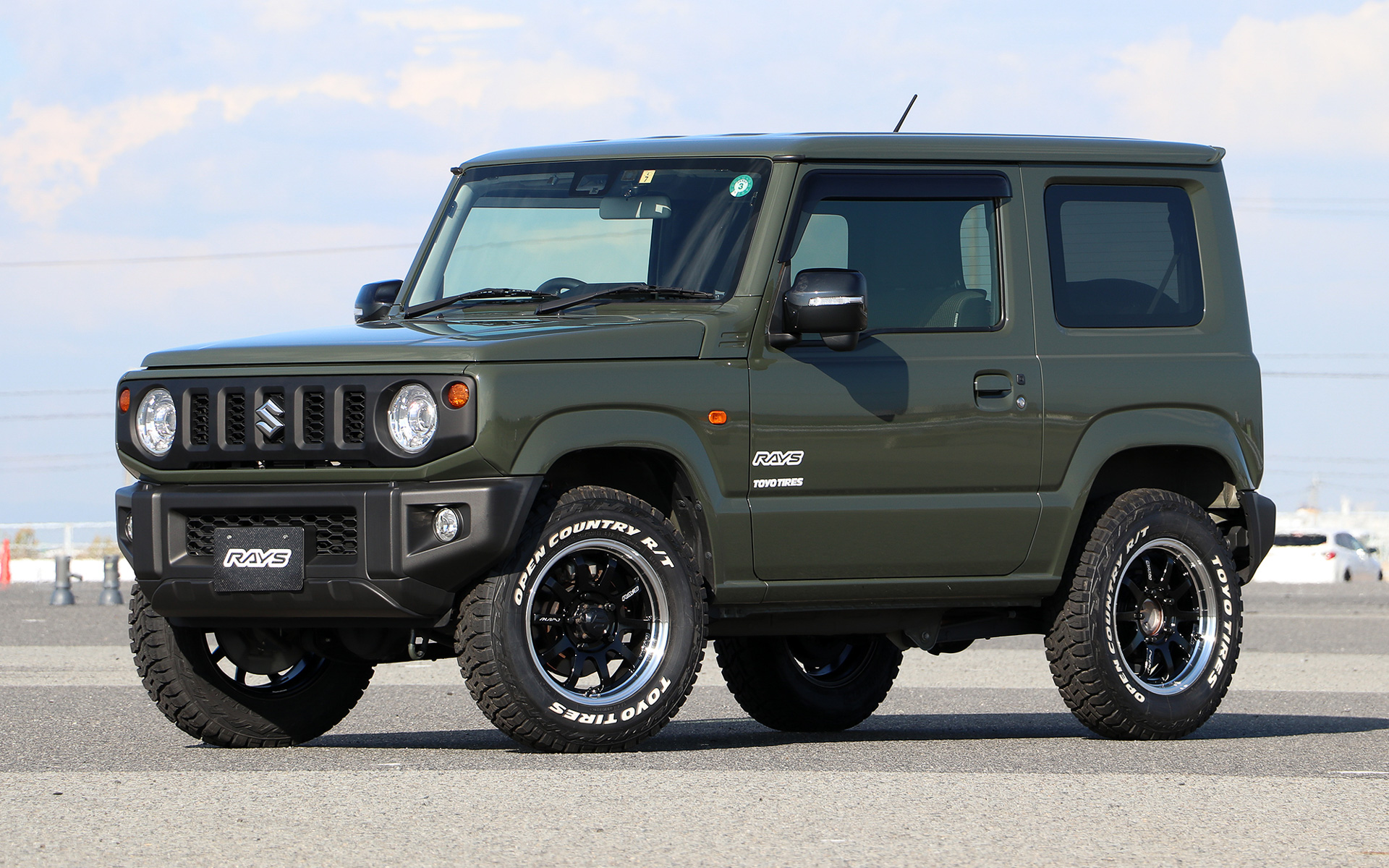 ジムニーに「A-LAP-J」を装着。サイズは16×5.5J（＋20）。カラーはブラック/リムダイヤモンドカット。ほかにブロンズアルマイトも設定している