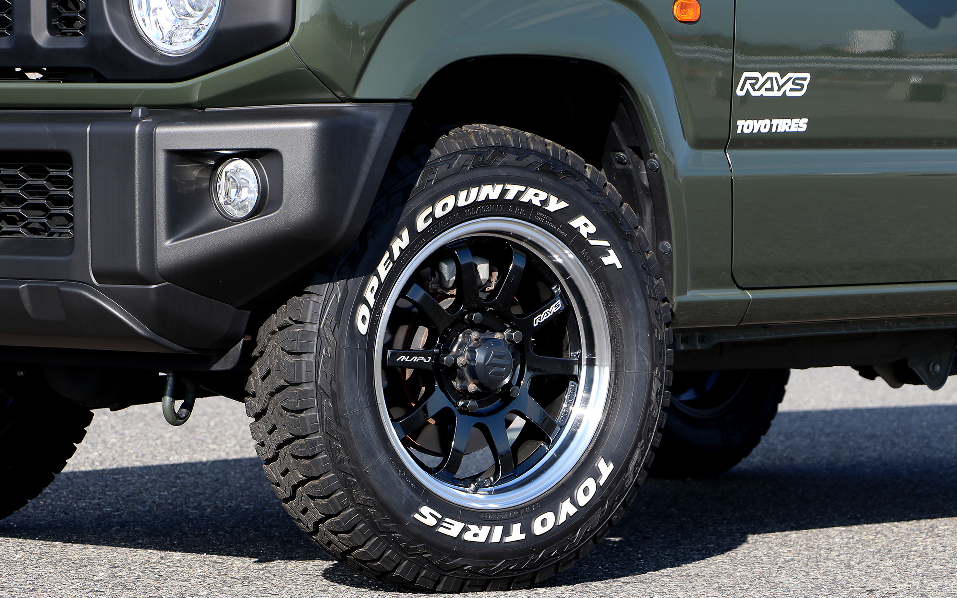 ジムニーに「A-LAP-J」を装着。サイズは16×5.5J（＋20）。カラーはブラック/リムダイヤモンドカット。ほかにブロンズアルマイトも設定している