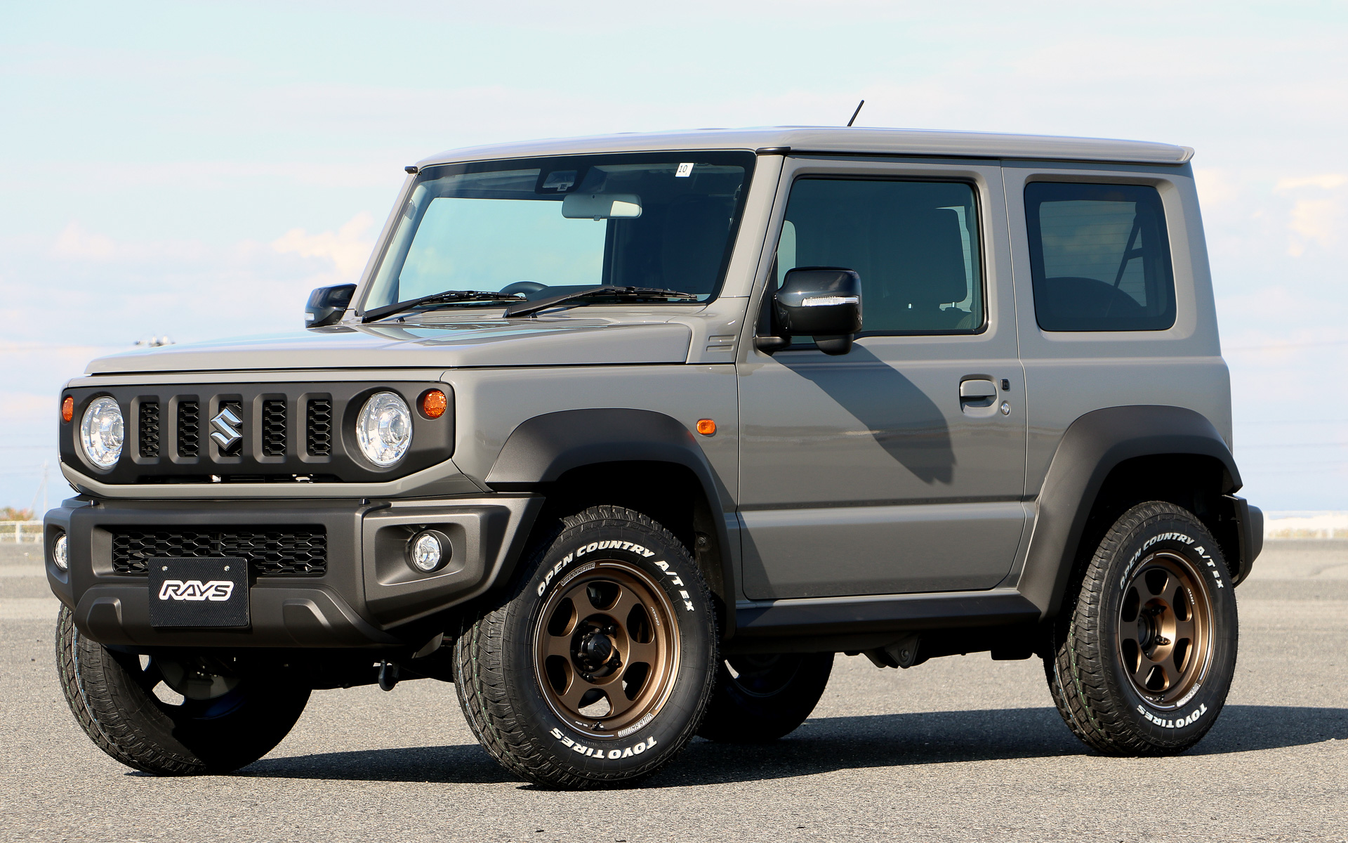 ジムニーシエラにTE37XT for Jを装着したイメージ。ジムニーシエラにもジャストフィットなサイズを設定している