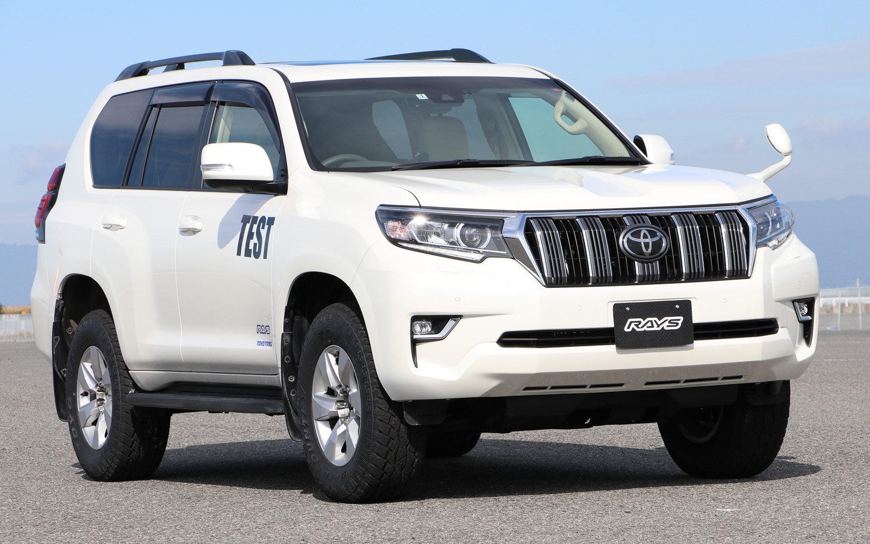 比較検証に用意されたトヨタ「ランドクルーザープラド」。2.7リッターガソリンモデル。タイヤはTOYO TIREのオープンカントリーA/Tプラス。サイズは265/70R17