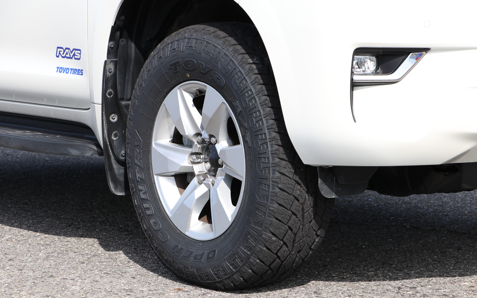 比較検証に用意されたトヨタ「ランドクルーザープラド」。2.7リッターガソリンモデル。タイヤはTOYO TIREのオープンカントリーA/Tプラス。サイズは265/70R17