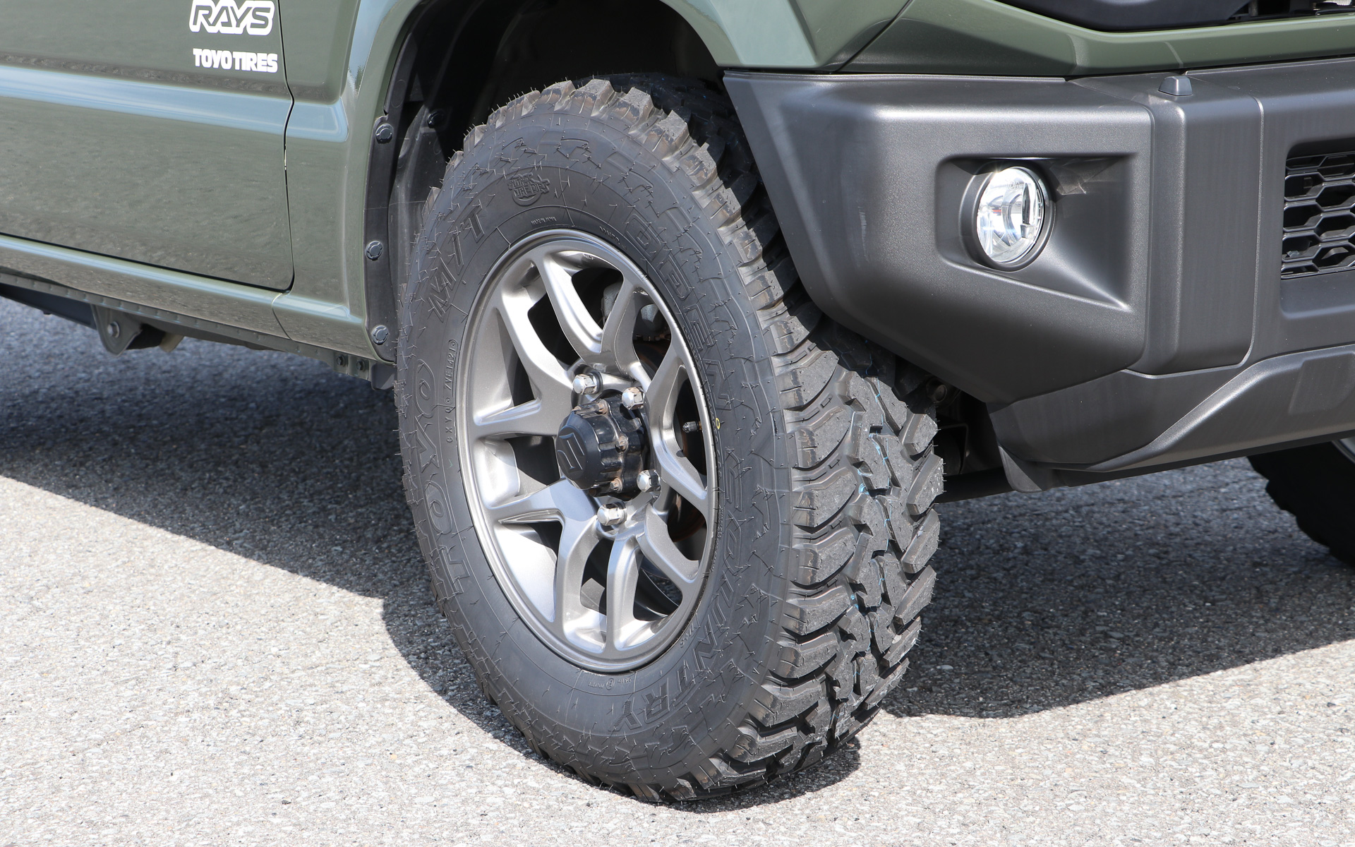 同じく比較検証用に用意されたスズキ「ジムニー」。タイヤはTOYO TIREのオープンカントリーA/T EXの215/70R16を装着