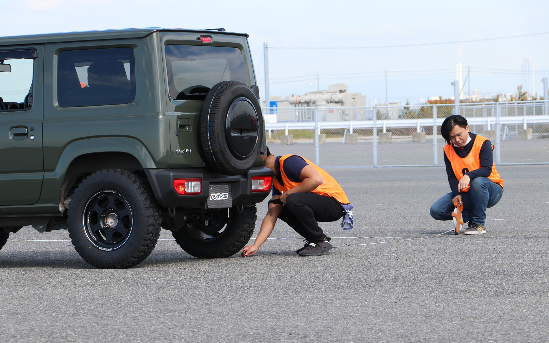 制動距離はメジャーを使用して計測